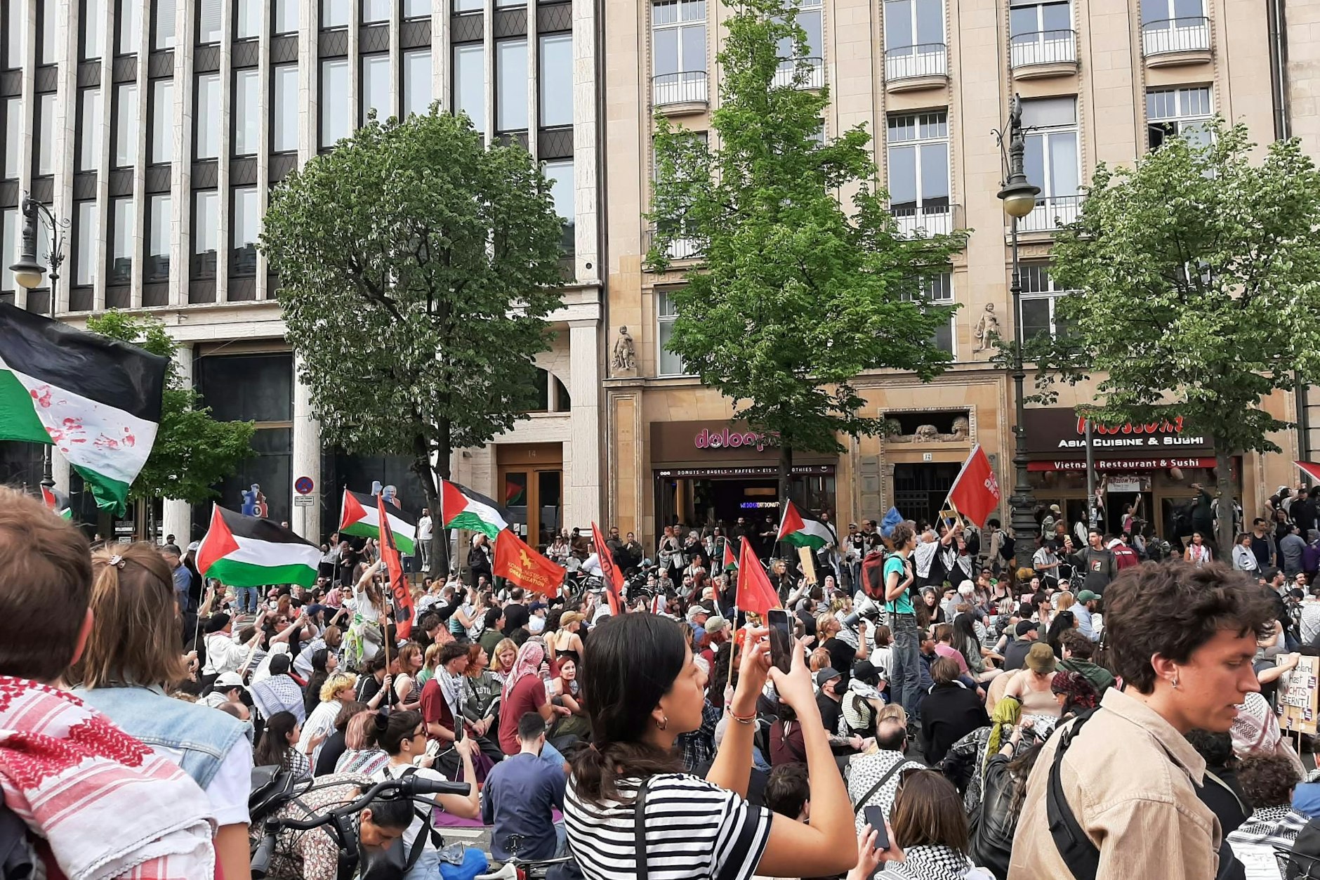 Demonstranten gingen op pad en bevorderden de sociale bijeenkomst van demonstranten.