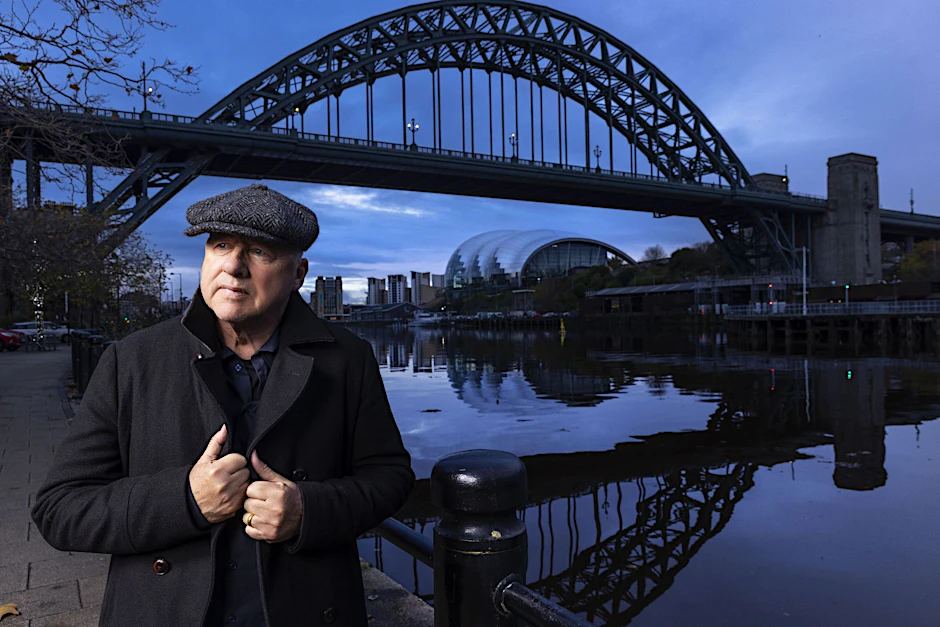 HANDOUT - «One Deep River»: Mark Knopfler vor der Tyne Bridge.  