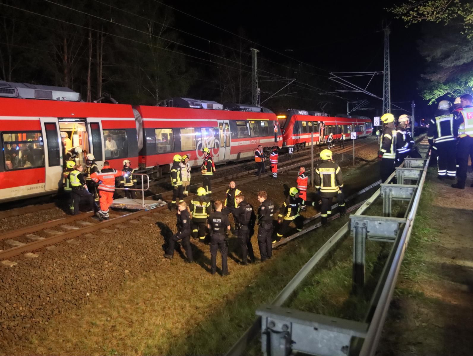 Horror-Crash in Bestensee: Zug rammt Pkw, Fahrer verbrennt im Auto!