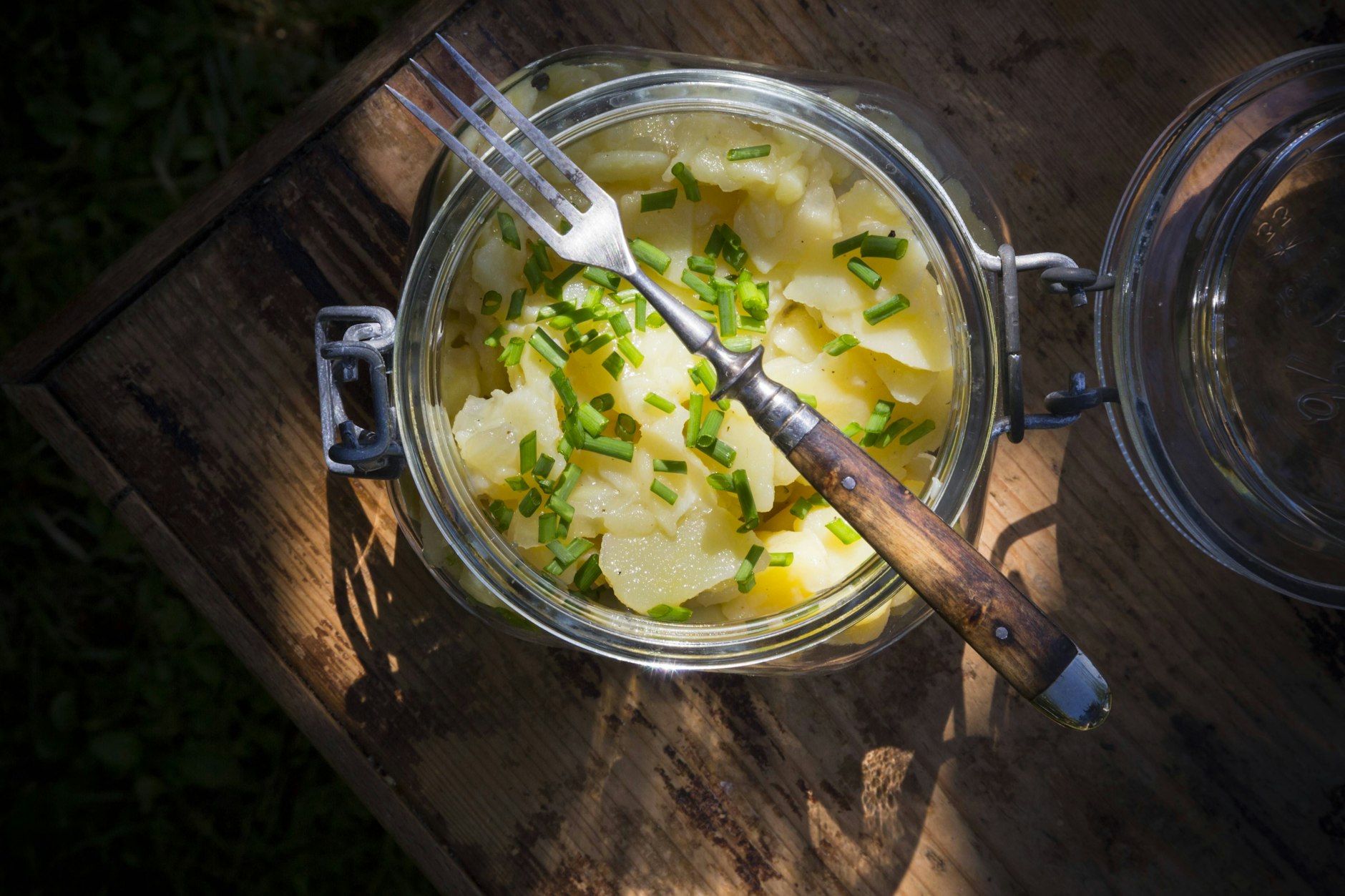Dieses leckere Rezept für Kartoffelsalat braucht nicht viele Zutaten - und schmeckt trotzdem richtig deftig!