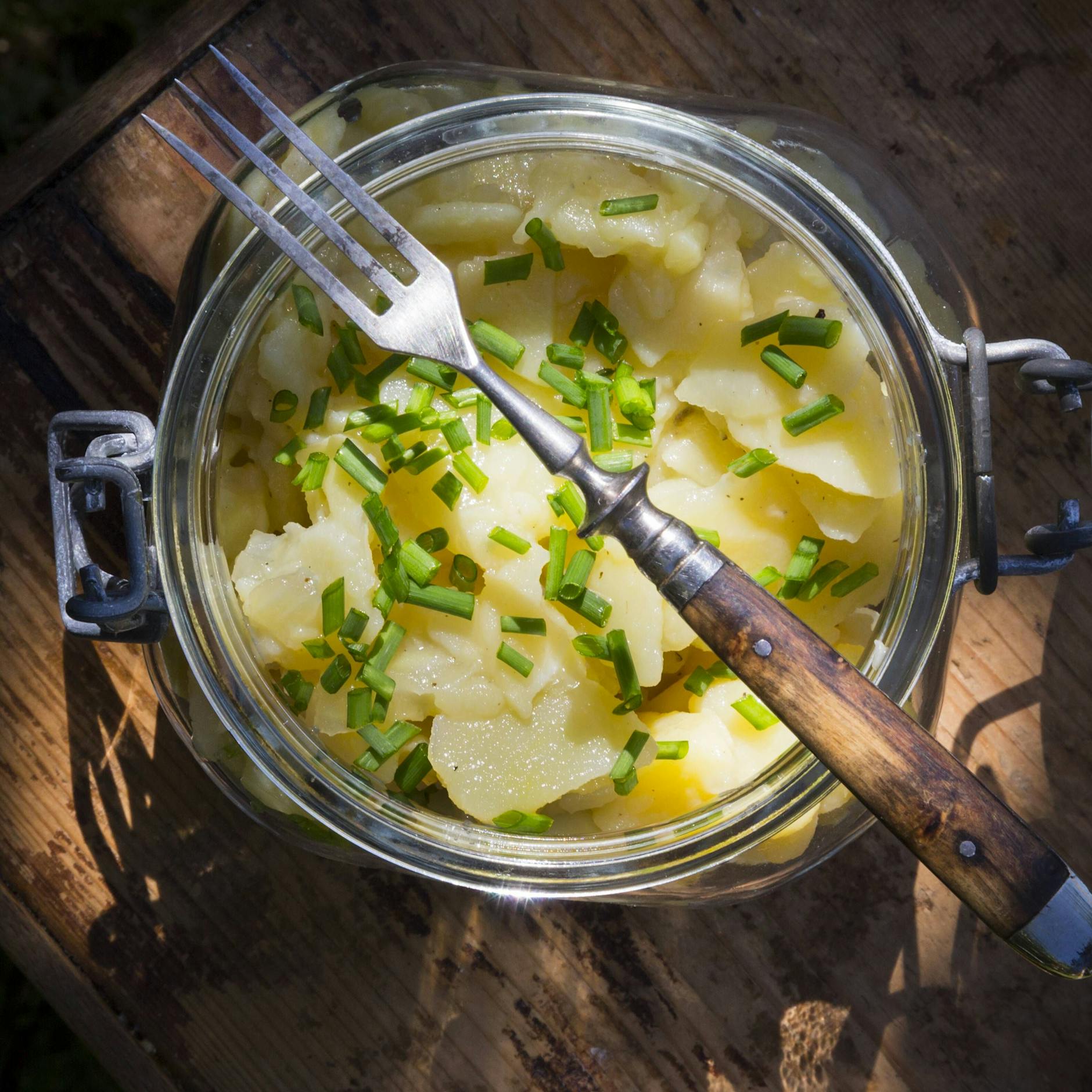 Omas Rezept für Kartoffelsalat mit Brühe: So würzig ist kein anderer!