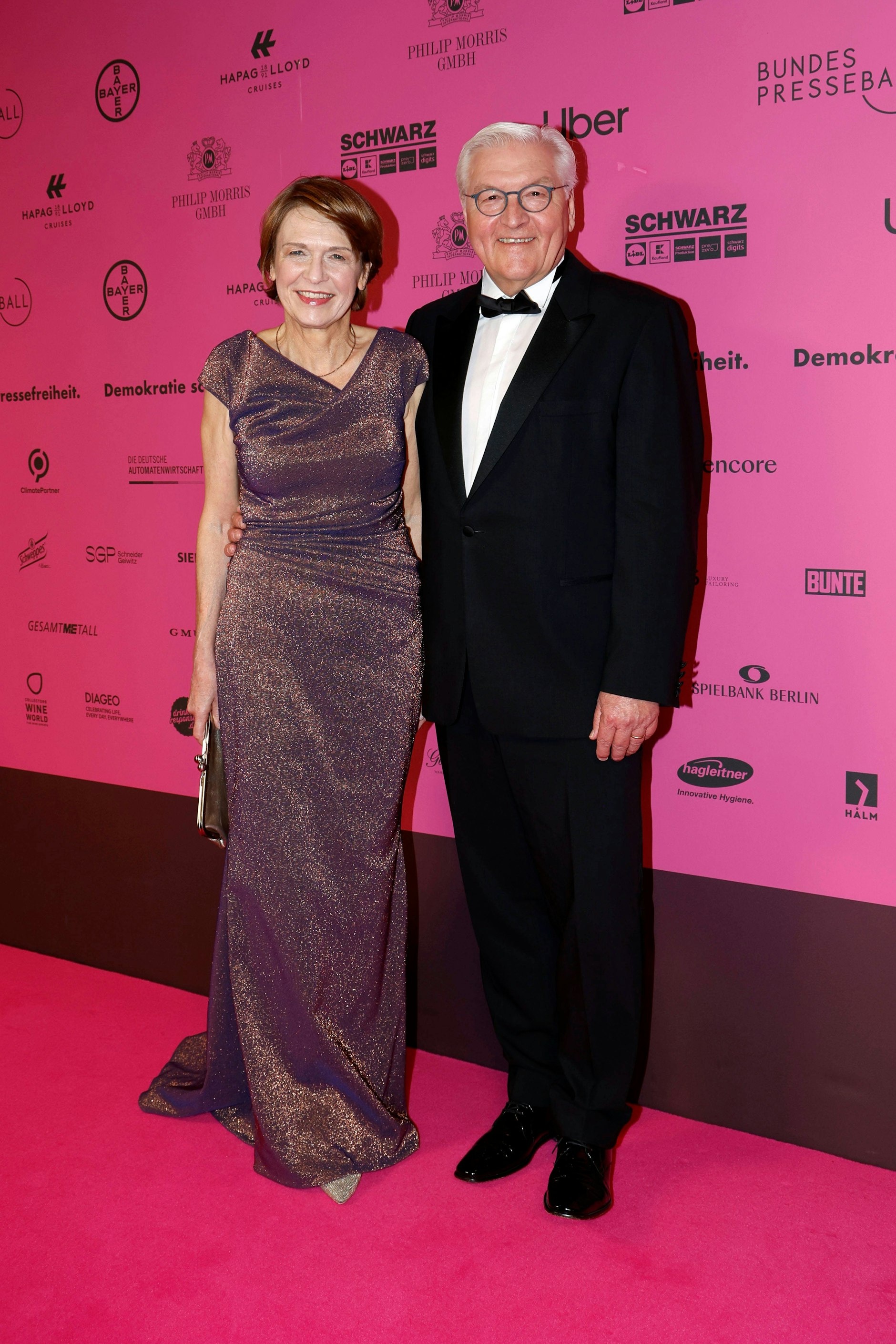 <strong>TOP</strong>:&nbsp;Von wegen Bundesbräsig! Wäre das ein Voguing-Ball, würde jetzt jemand rufen „Presseball-Realness“ und <strong>Frank-Walter Steinmeier und Ehefrau Elke Büdenbender</strong> würden über den Laufsteg tanzen. So sieht ein distinguiertes Outfit aus! Seriös, nicht zu knallig, nicht zu brav. Pluspunkte gibt es für die weißen Knöpfe am Hemd. Herr Wegner, bitte zügig hier in die Stil-Lehre gehen.