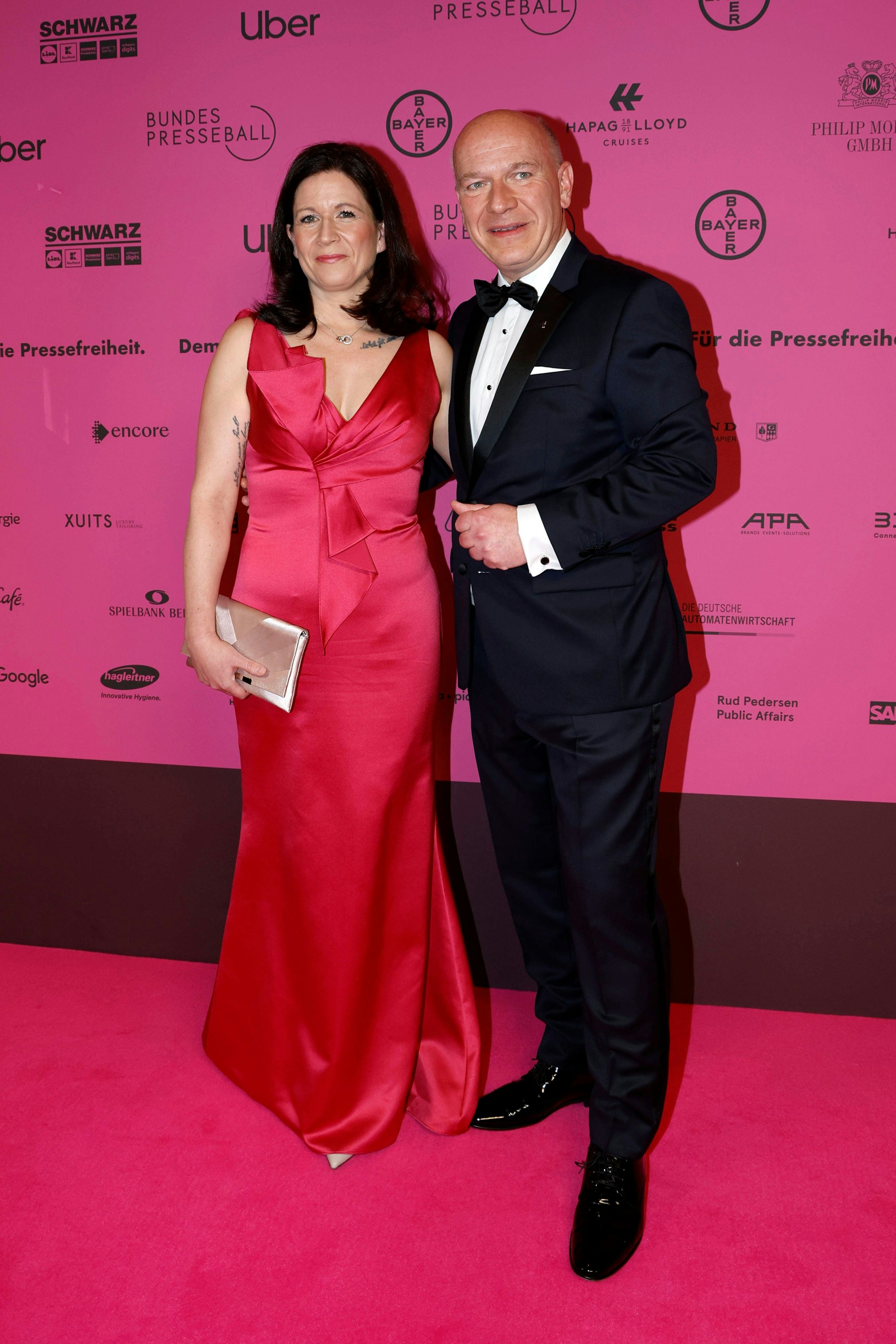 <strong>FLOP:</strong> Ja, nein, ja, nein. Man ist so hin- und hergerissen beim Outfit von <strong>Kai Wegner</strong> und seiner Freundin <strong>Katharina Günther-Wünsch</strong>. Nicht schlimm, aber auch gar nicht schön! Der Regierende sieht ordentlich aus, alles sitzt, wären da nicht die schwarzen Knöpfe am weißen Hemd. Red Flag, beziehungsweise Black Flag! Damit sieht jedes Shirt aus wie aus dem Zirkus. Herrrreinspaziert!&nbsp;