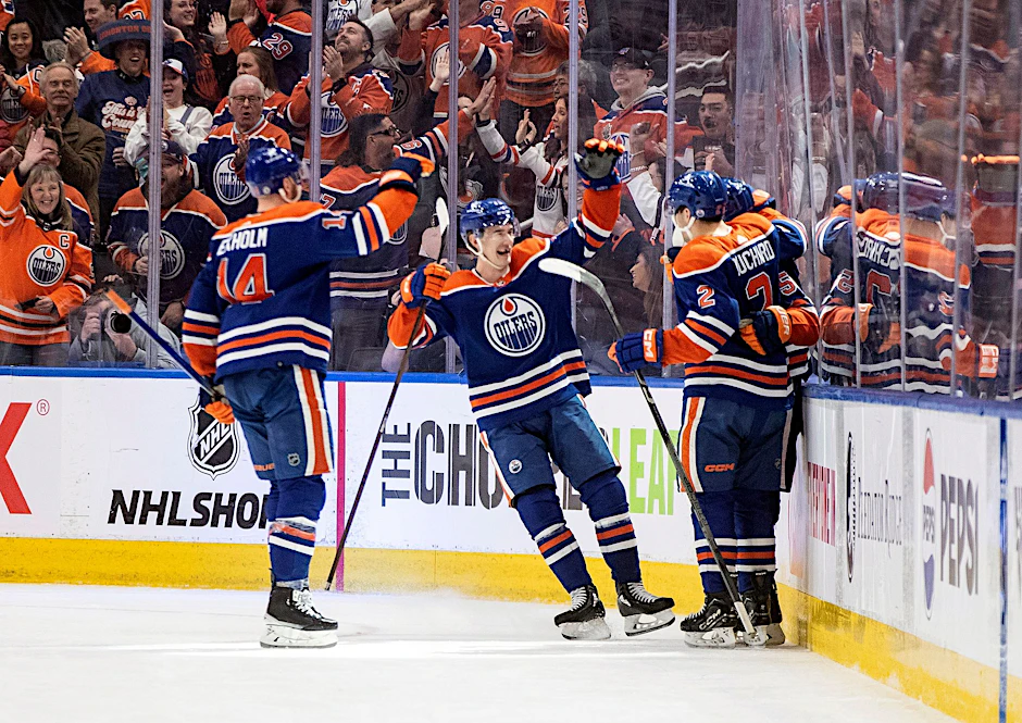 Die Spieler der Edmonton Oilers feiern den Sieg gegen die Vegas Golden Knights.  /AP/dpa