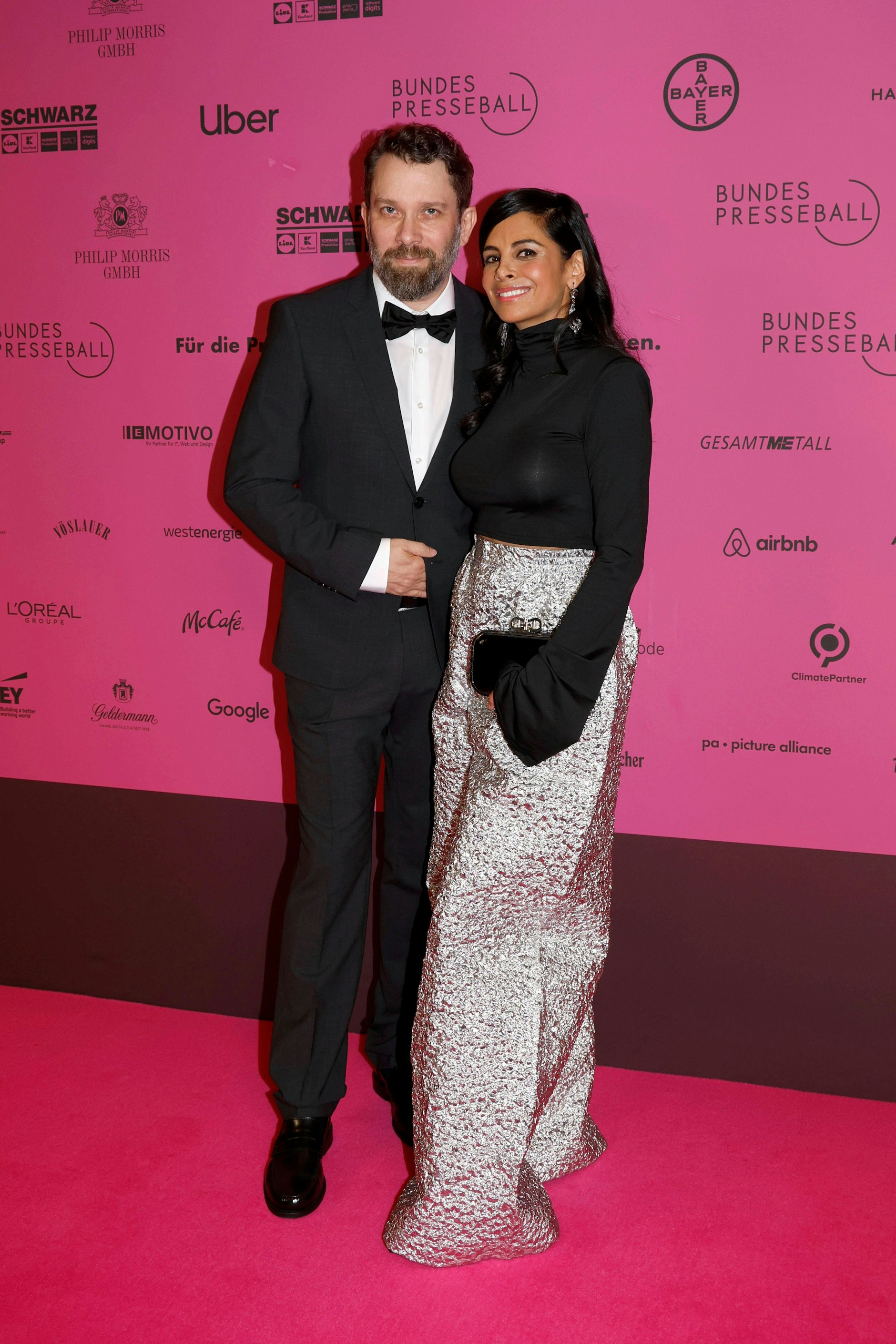 <strong>TOP</strong>: Oberteil und Hosenrock statt Abendkleid – das ist eine ohnehin potente Wahl für alle, die mit den Kleiderkonventionen eines Galaabends brechen wollen. Moderatorin <strong>Collien Ulmen-Fernandes</strong> tat dies auf besonders charmante Weise; ihre Kombination aus einem schlichten schwarzen Rollkragenpulli mit weiten Ärmeln und einer silberfarbenen Hose üppiger Silhouette sollte der modernste Look des Abends werden. Da hätte man beinahe übersehen, dass auch ihr Mann <strong>Christian Ulmen</strong> in seinem perfekt geschnittenen Anzug recht schneidig aussah.