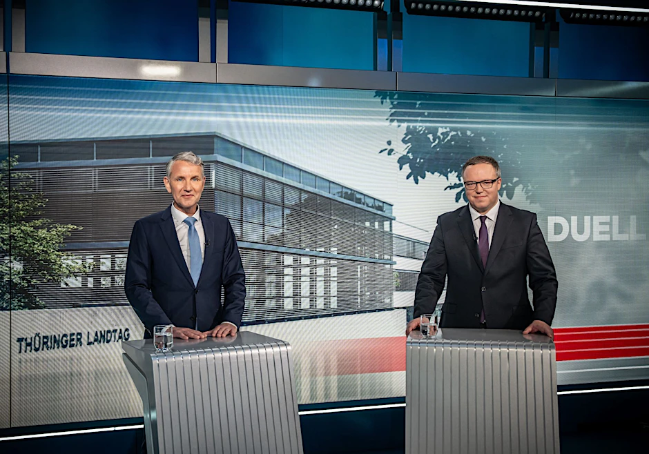 dpatopbilder - Das TV-Duell der Spitzenkandidaten für die Landtagswahl in Thüringen: Björn Höcke (AfD, l) und Mario Voigt (CDU).  