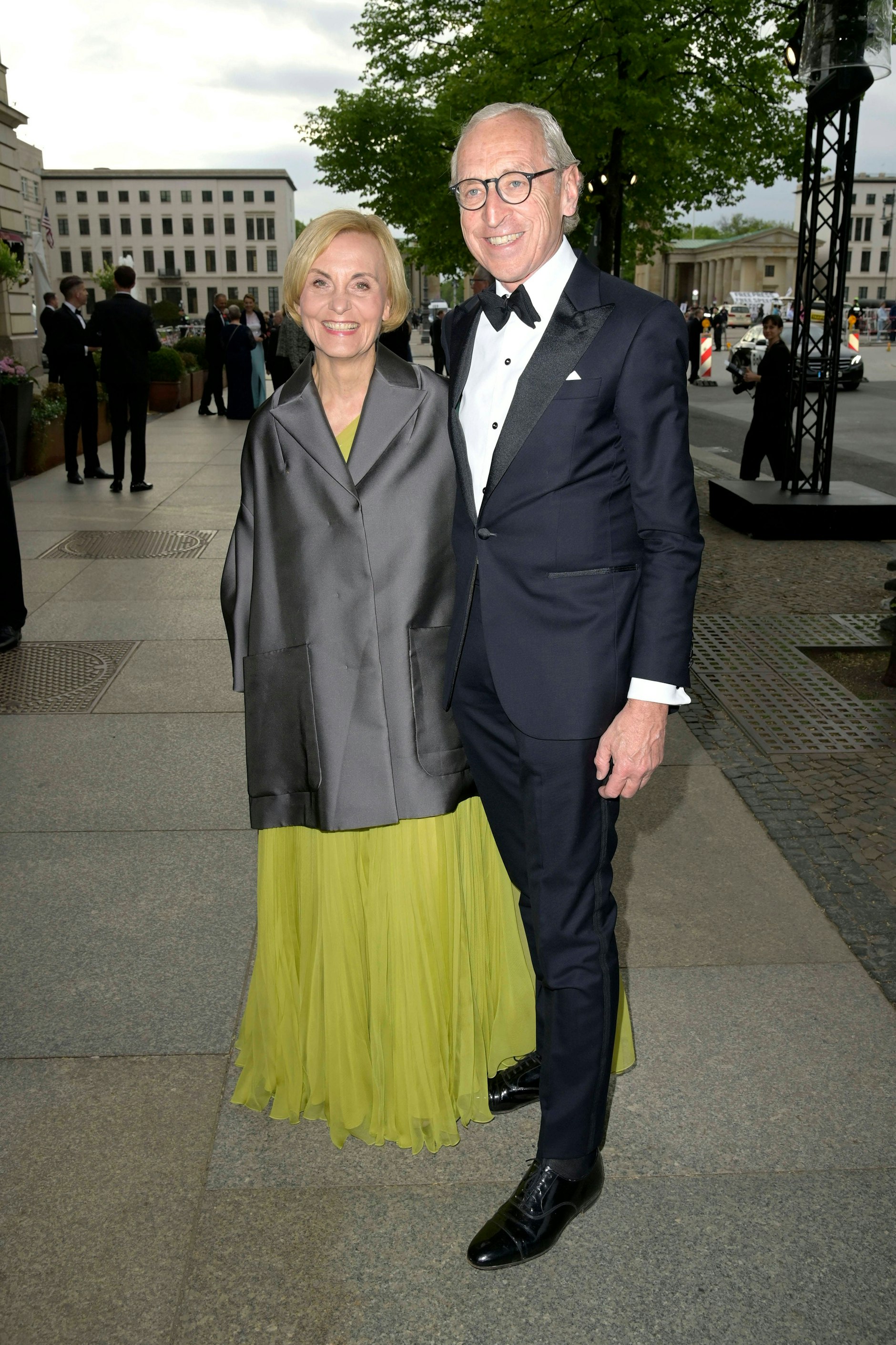 <strong>TOP</strong>: Die Frau kennt sich mit Mode aus, das sieht man gleich! <strong>Ingeborg Neumann</strong>, Präsidentin des Gesamtverbandes Textil+Mode, hat überdrehte Galaauftritte nicht nötig. Stattdessen wählte sie ein weitschwingendes Chiffonkleid in einem herrlich modernen Neon-Ton, darüber ein Oversized-Jackett aus zart schimmernder dunkelgrauer Seide. Wirklich spannend, vielen Dank dafür! Aber bitte: Nächstes Mal auch den Begleiter, <strong>Georg Graf Waldersee</strong>, in einen aufregenderen Look einpacken. In seinem dunkelblauen Anzug mit einem zu stark glänzenden, zu spitzen steigenden Revers kann er mit der fantastisch aussehenden Neumann absolut nicht mithalten.