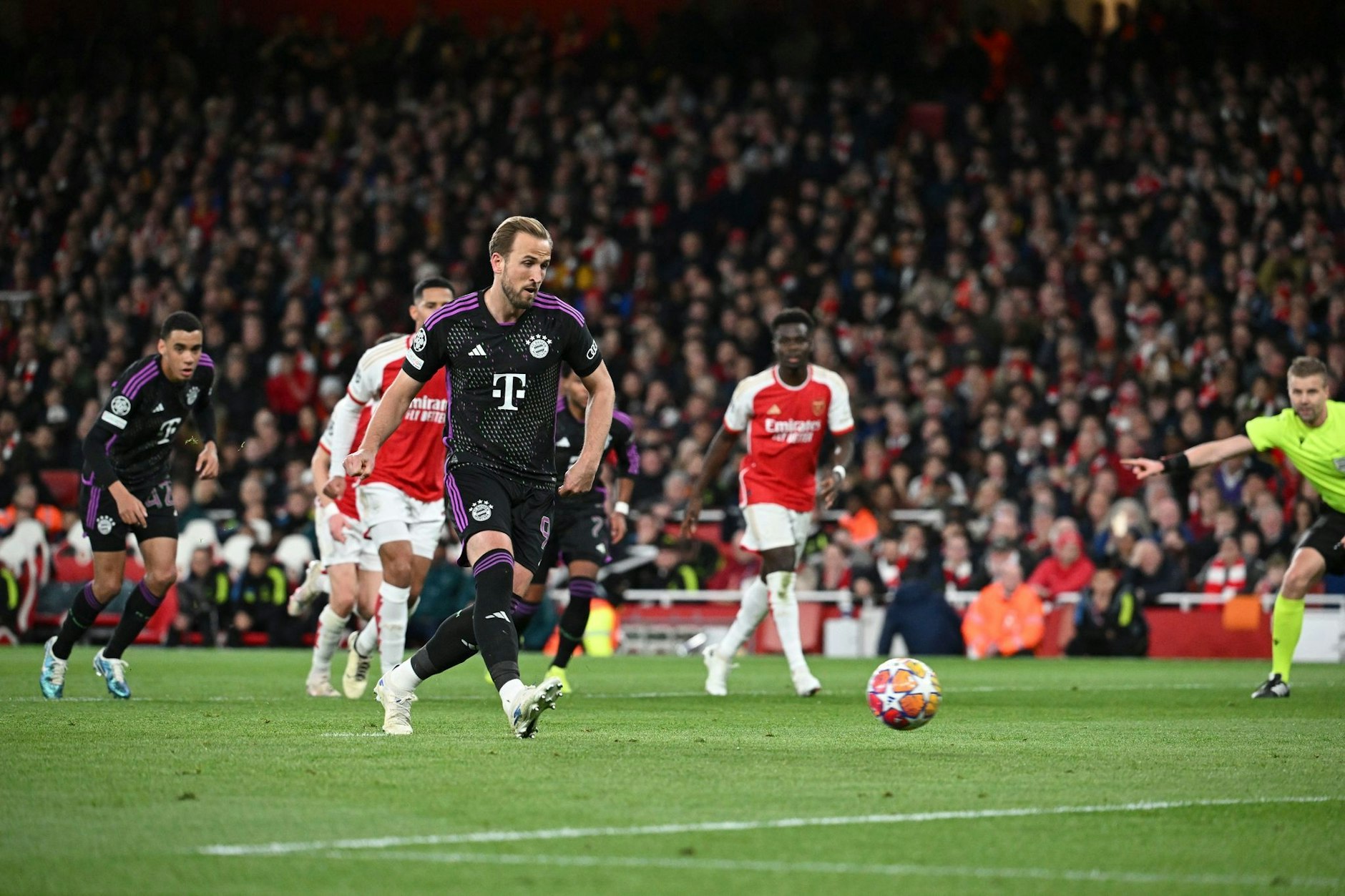 FCB-Topstürmer Harry Kane traf per Elfmeter zum 2:1.  