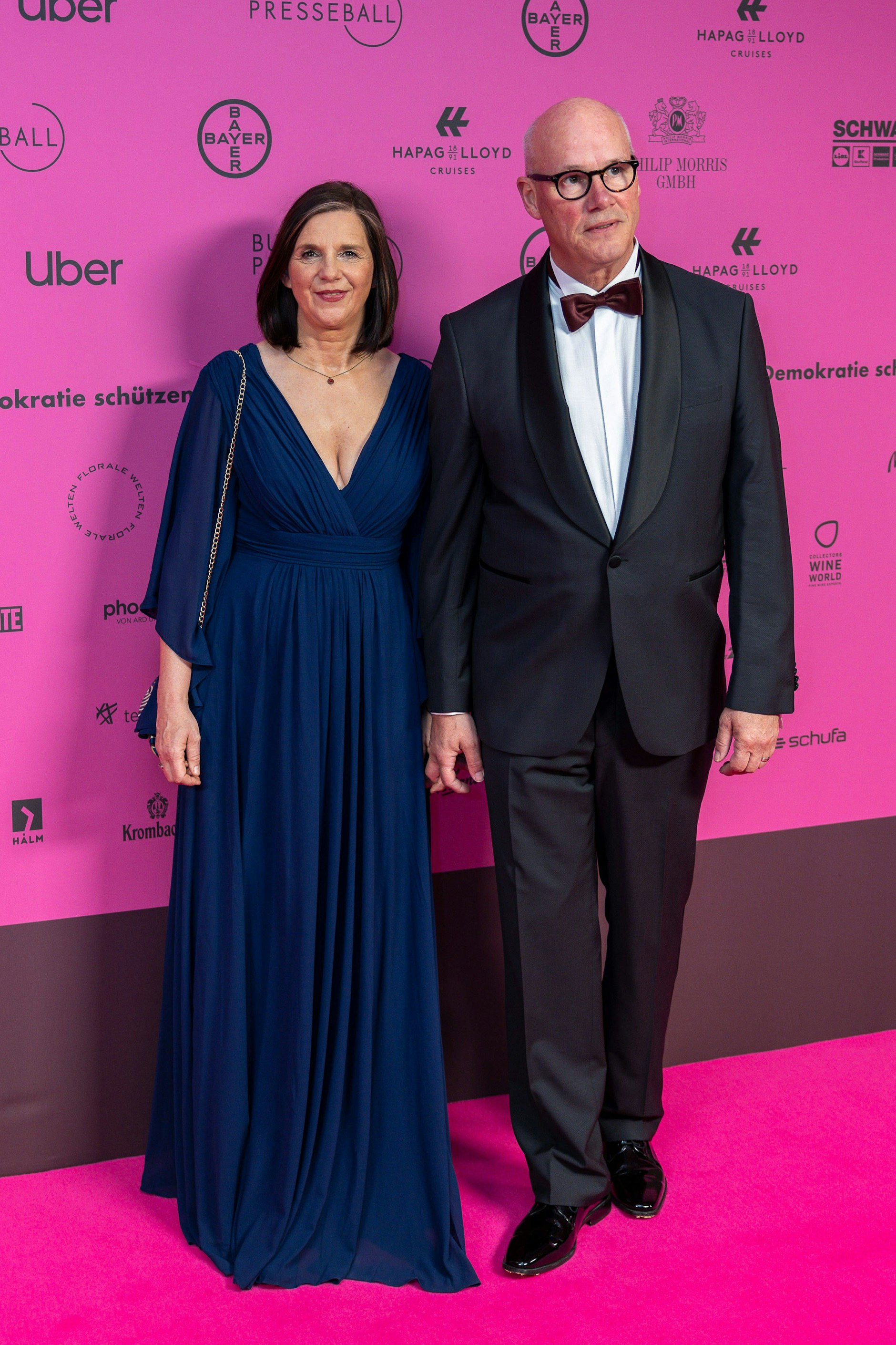 <strong>TOP</strong>: Katrin Göring-Eckardt und Thies Gundlach wollten danach vielleicht noch woanders ein bisschen tanzen. Irgendwo, wo es stilvoller zugeht als beim Bundespresseball im Adlon. Und was trägt man da? Ein unauffälliges Outfit, damit kann man dann einfach verschwinden und keiner merkt’s. Abzug gibt es für das allzu sichtbare Band an der Fliege von Herrn Gundlach. Tipp: Abnehmen, wenn der Uber-Fahrer da ist.