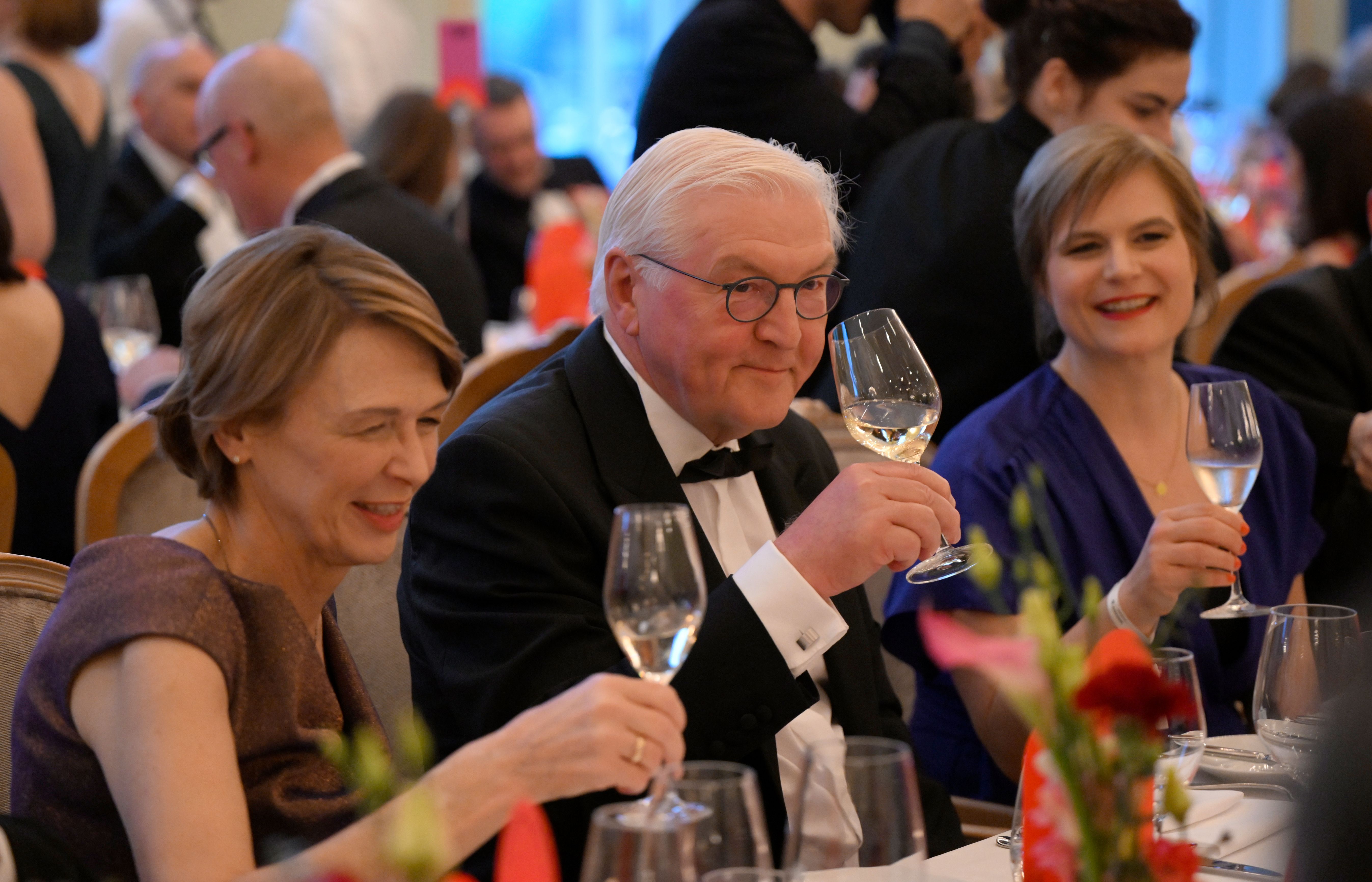 Kai Wegner, Claudia Roth, Friedrich Merz: Die Tops und Flops vom Bundespresseball im Hotel Adlon