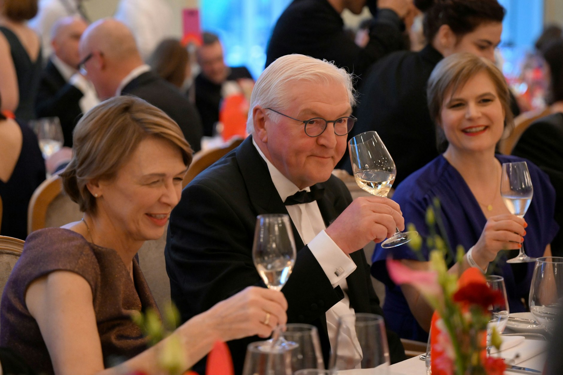 Prösterchen! Bundespräsident Frank-Walter Steinmeier mit Ehefrau Elke Büdenbender (links) und Deutschlandradio-Korrespondentin Nadine Lindner.