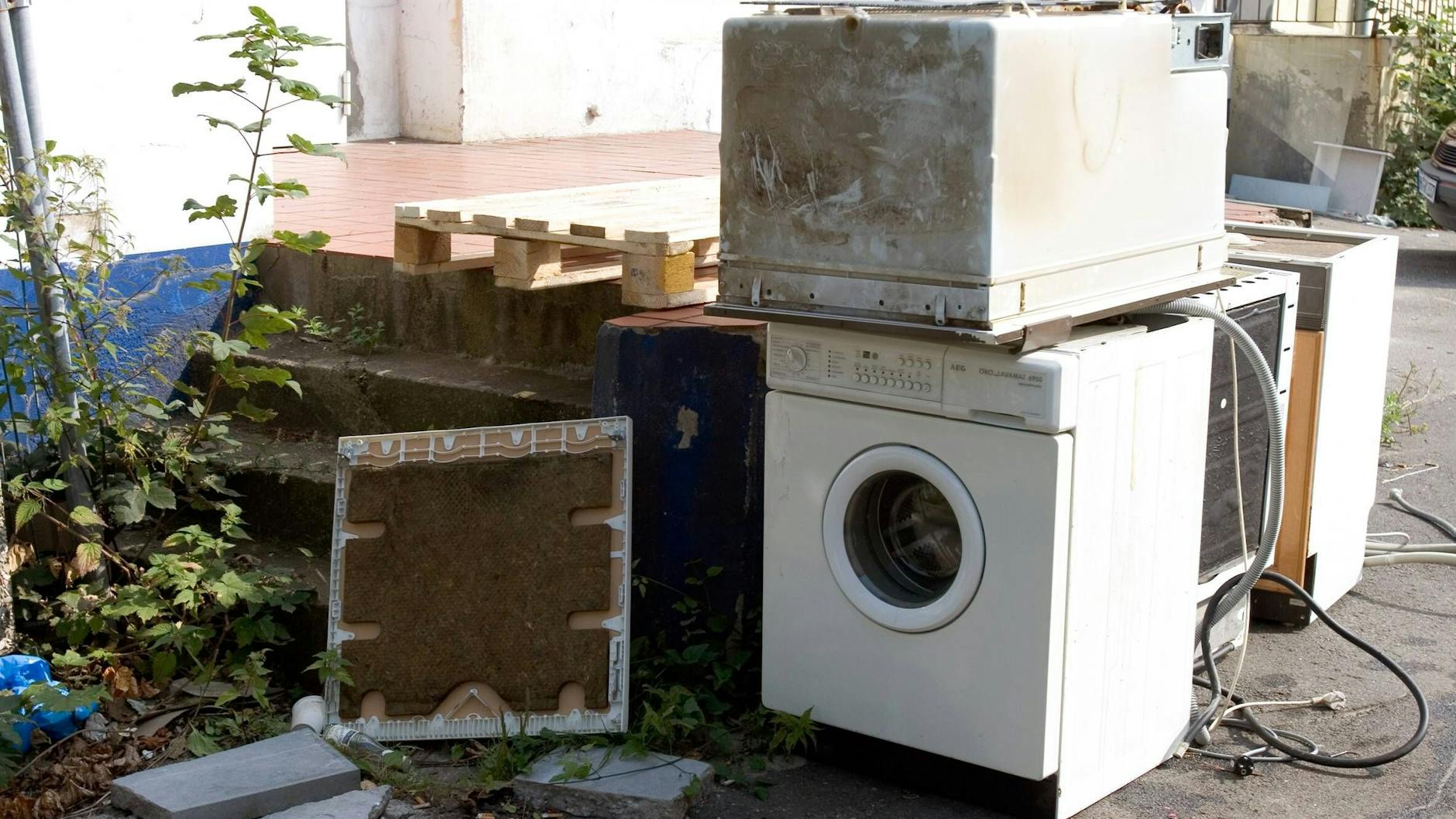 Die defekte Waschmaschine lässt sich vielleicht noch reparieren und würde dann nicht auf einem Müllberg in einem Berliner Hinterhof landen. 