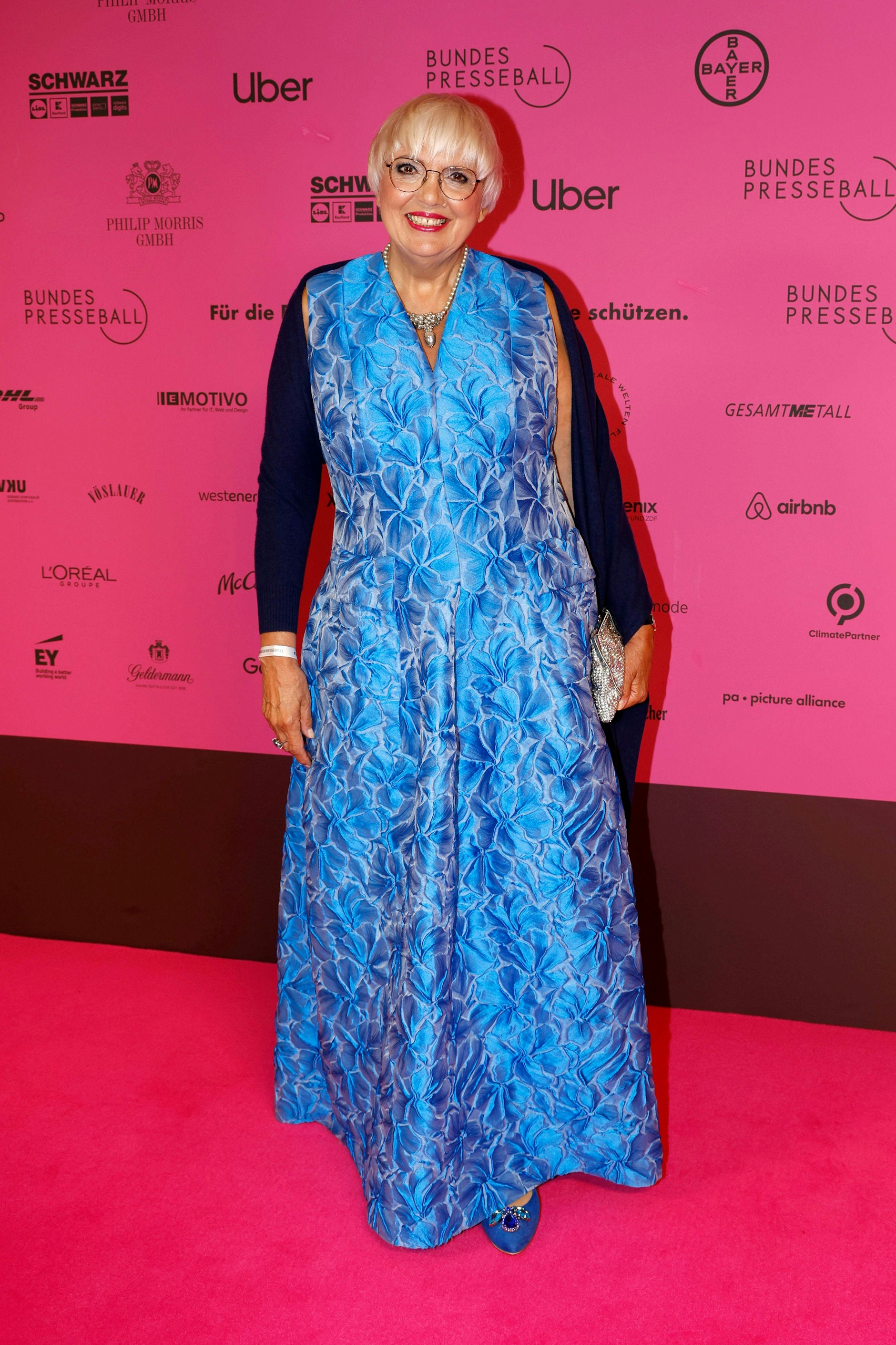 <strong>FLOP</strong>: Aua! Liebe <strong>Claudia Roth</strong>, das Kleid in diesem elektrischen blau ist wunderbar, aber was haben Sie denn da an den Armen? Einen Cardigan, oder so eine Art Strickschlauch? Das ruiniert doch wirklich alles. Wenn Ihnen kalt ist, dann ziehen Sie sich halt etwas anderes an. Das ist schließlich ein Ball und keine Nachtwanderung mit Bratwurst durch den Tiergarten.