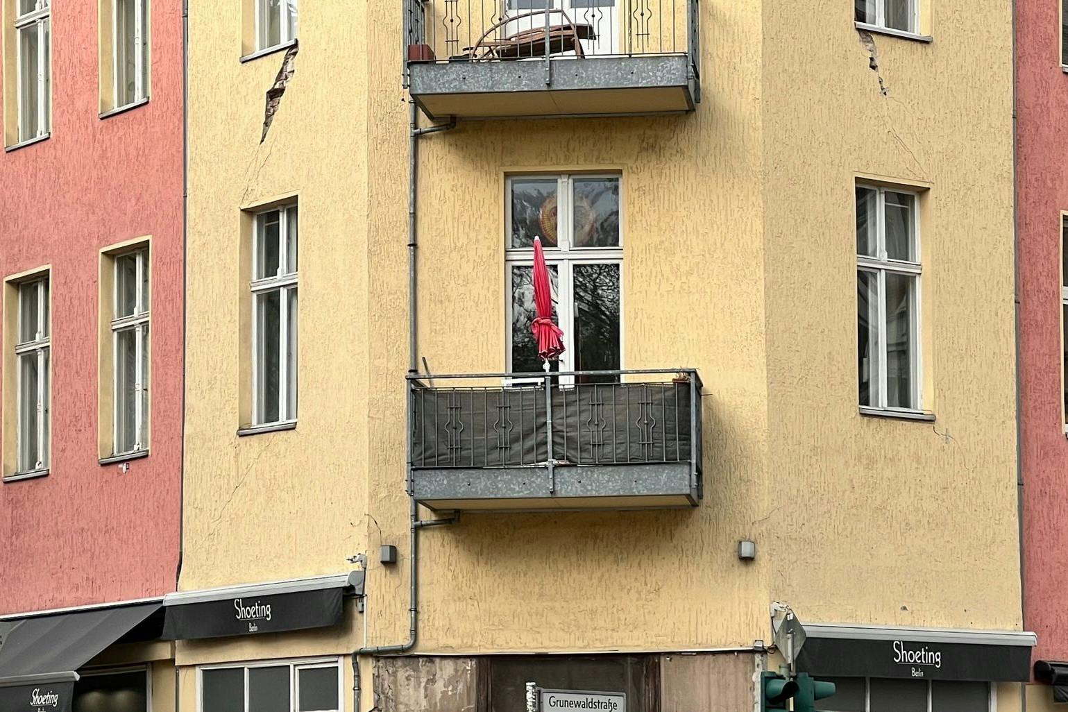 An der Fassade des Wohnhauses in Schöneberg sind große Risse aufgetreten.