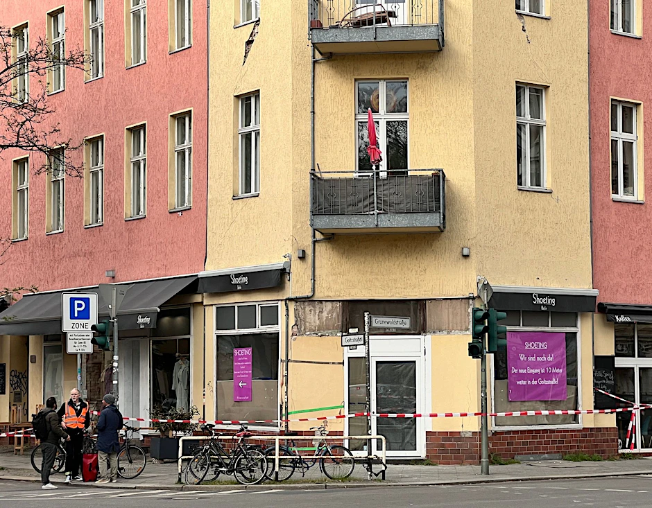 An der Fassade des Wohnhauses in Schöneberg sind große Risse aufgetreten. 
