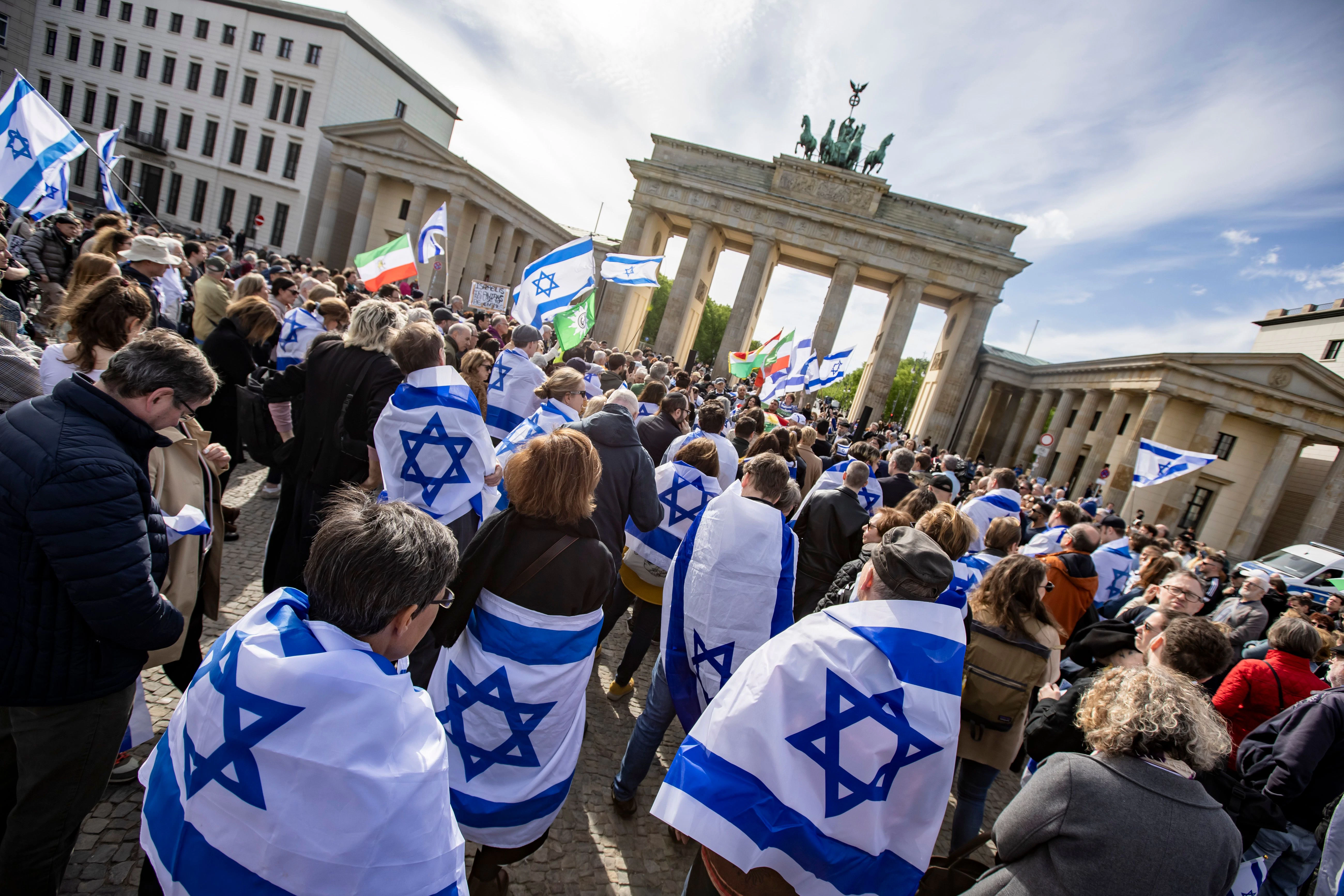 Nach Einschätzung der Berliner Polizei versammelten sich am Sonntag rund 500 Menschen vor dem Brandenburger Tor, um sich mit Israel zu solidarisieren.&nbsp;