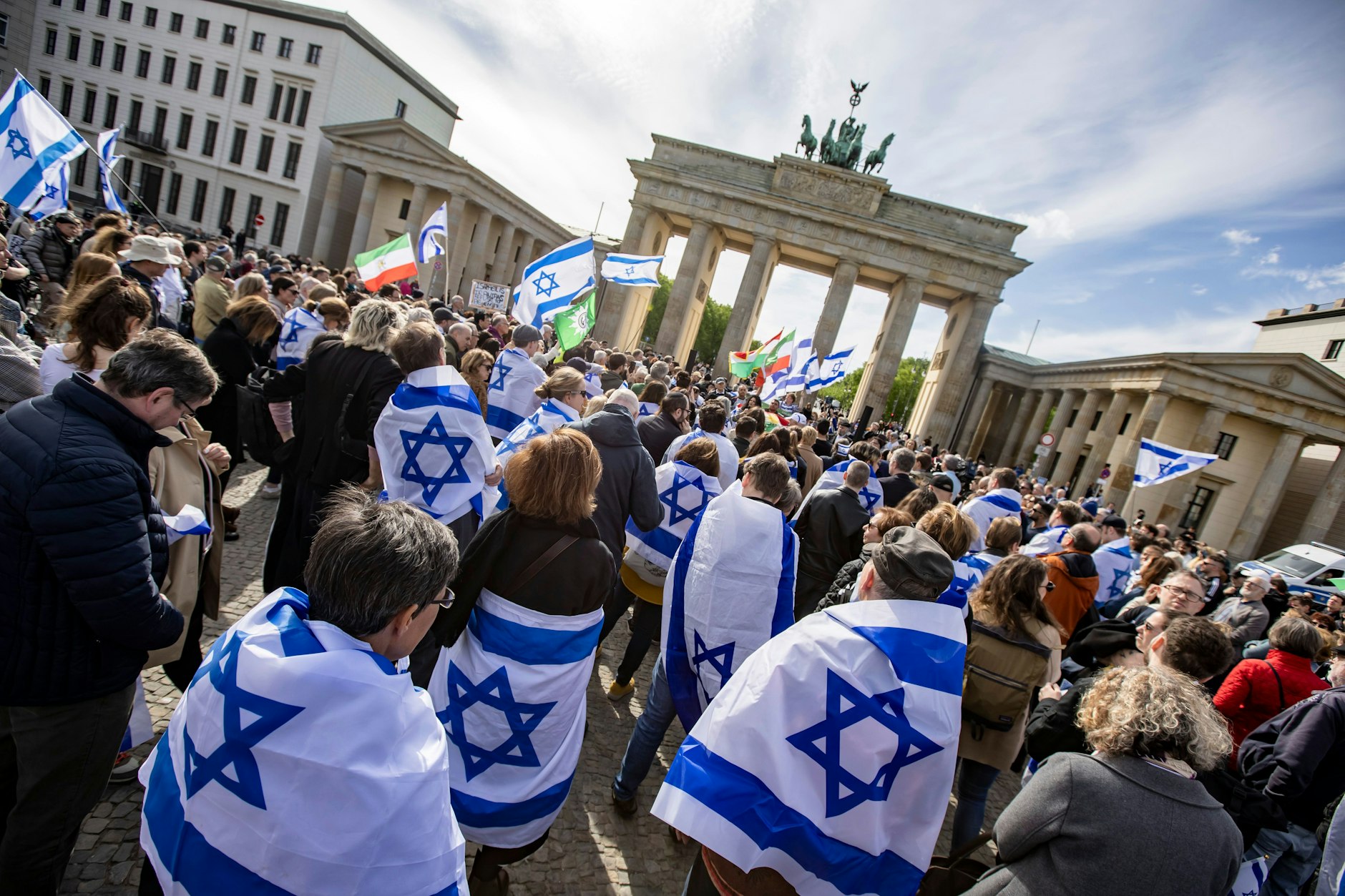 Nach Einschätzung der Berliner Polizei versammelten sich am Sonntag rund 500 Menschen vor dem Brandenburger Tor, um sich mit Israel zu solidarisieren. 