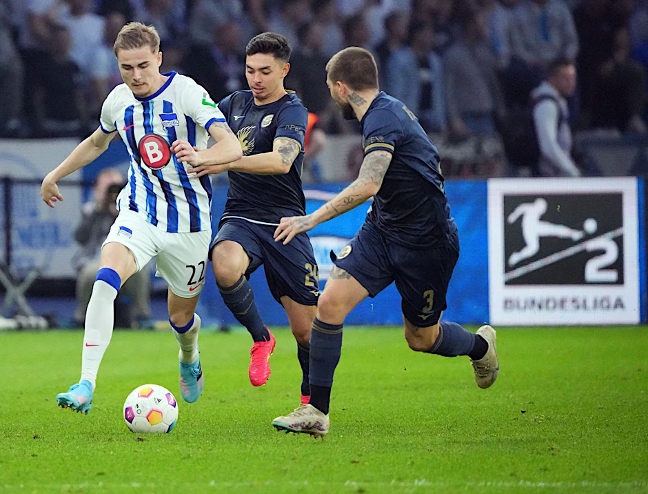 Herthas Palko Dardai (l) gegen John-Patrick Strauß (M) und Konstantinos Stafylidis (r) von Rostock.  