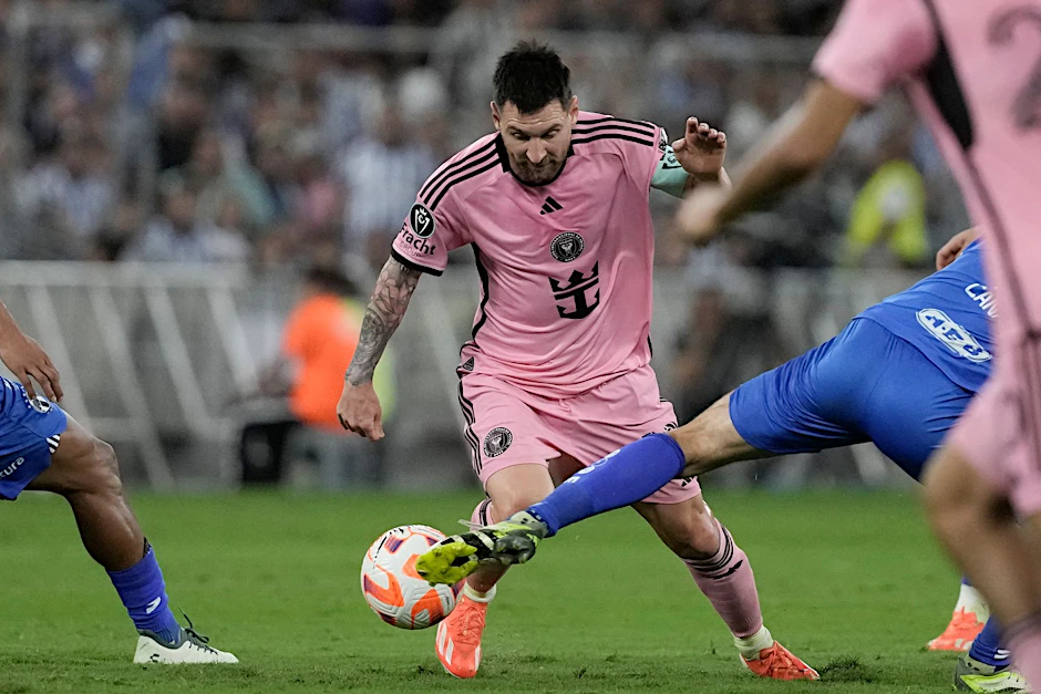 Inter Miamis Lionel Messi Miami wird von Monterreys Sergio Canales gefoult.  