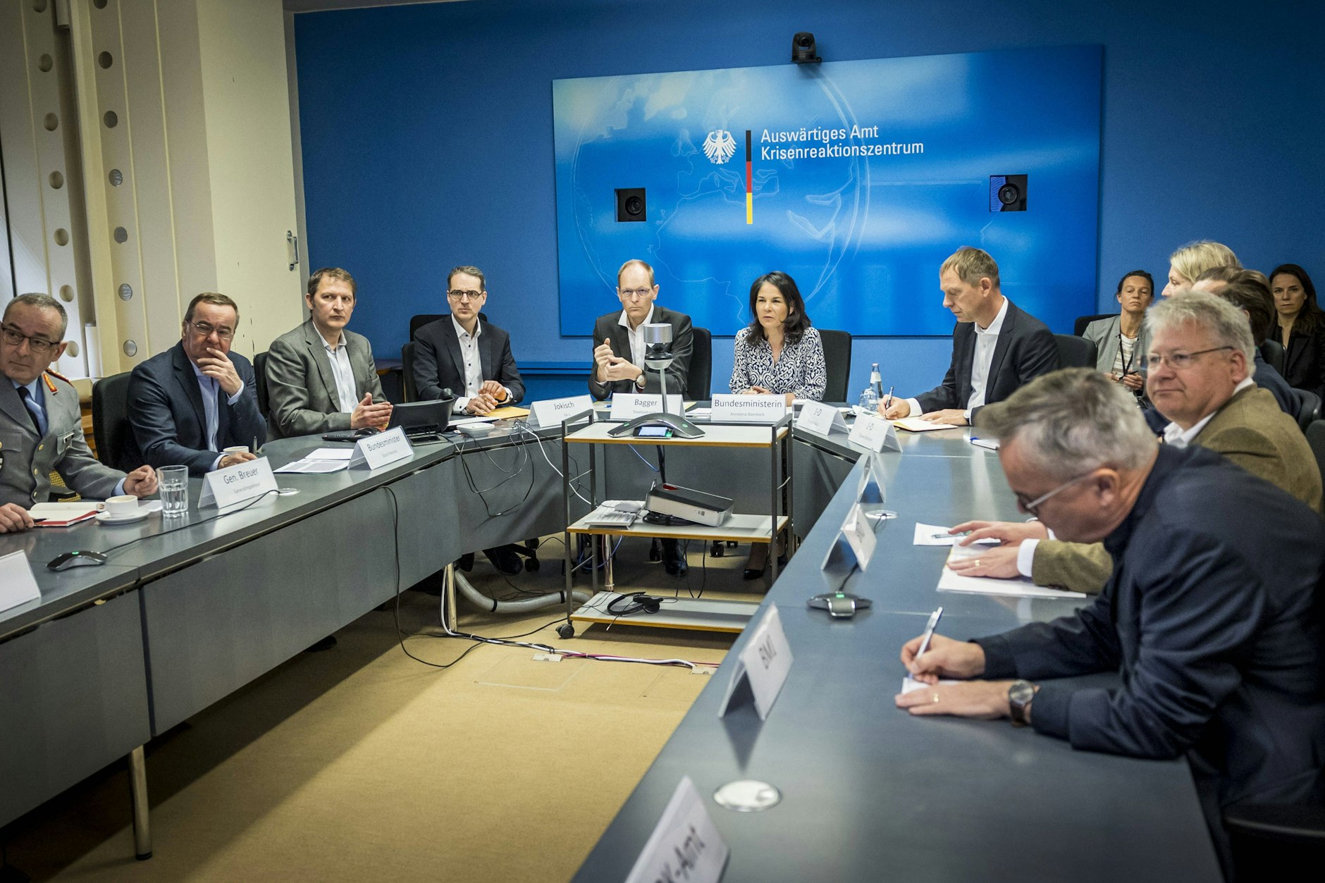 Sitzung des Krisenstab der Bundesregierung im Auswaertigen Amt unter Leitung von Annalena Baerbock Buendnis 90/Die Gruenen, Bundesaussenministerin