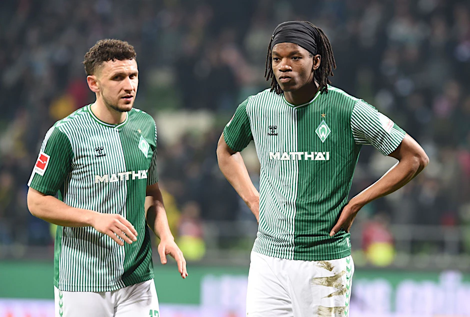 ARCHIV - Werder Bremens Skelly Alvero (r) hat sich an der Schulter verletzt.  