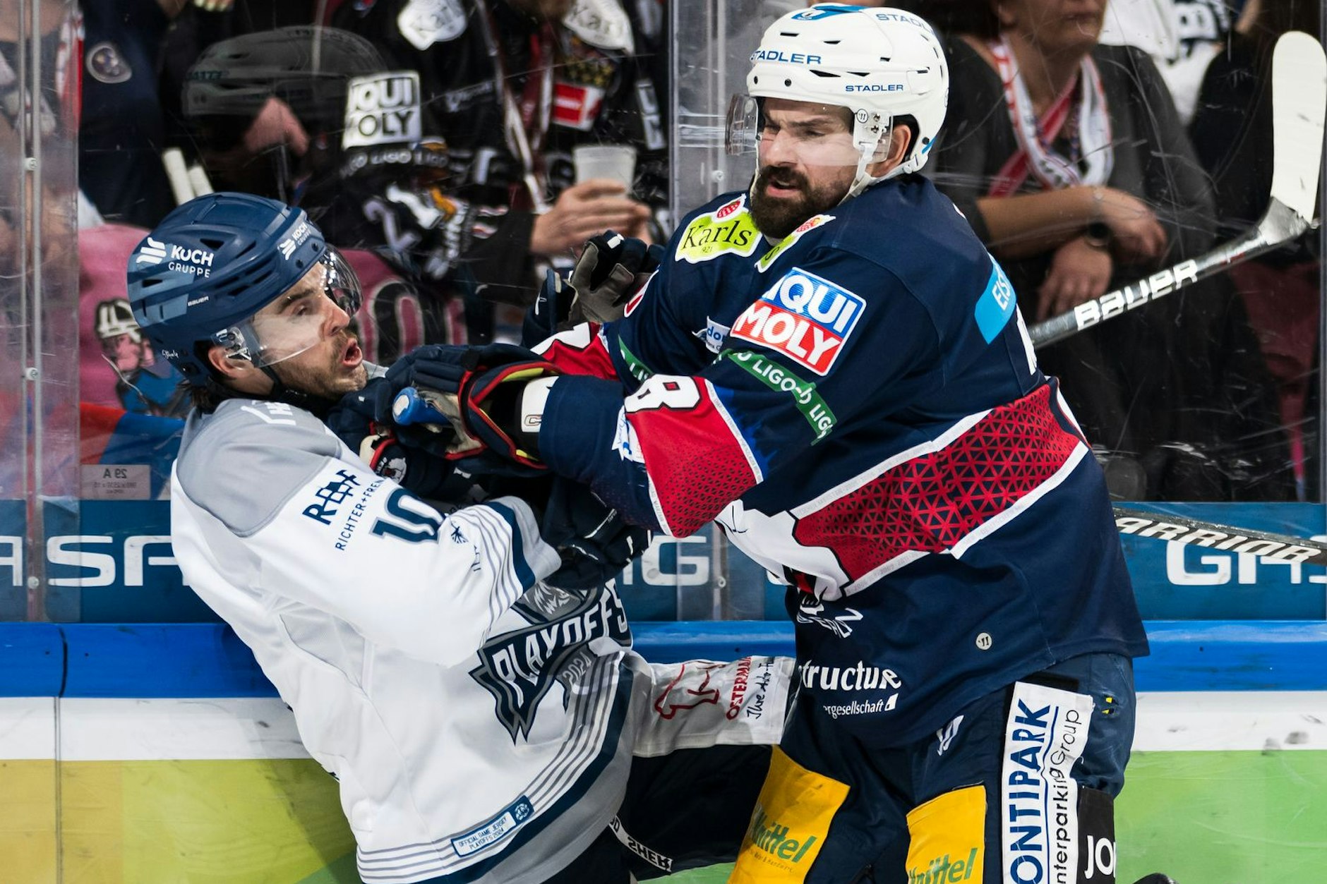 Marco Nowak (r.) von den Eisbären Berlin setzt hier für Straubing-Tigers-Stürmer Michael Clarke ein klares Stoppzeichen.