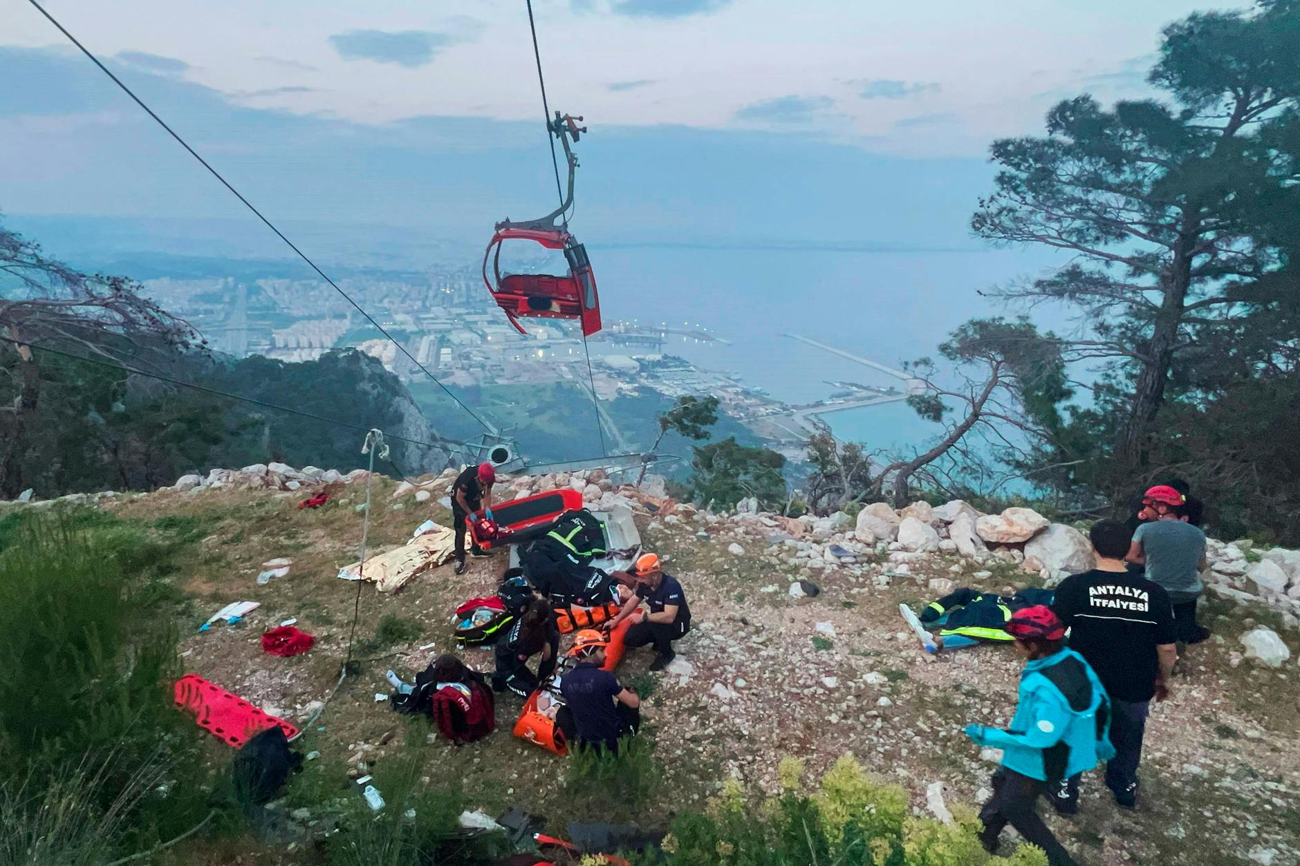 Einige Personen konnten erst nach knapp 24 Stunden aus den Gondeln der Unglücks-Seilbahn in Antalya befreit werden.