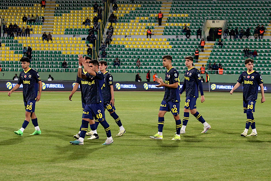 Die Spieler von Fenerbahce verließen im türkischen Supercup nach nicht einmal einer Minute den Platz.   - Nutzung nur nach vertraglicher Vereinbarung