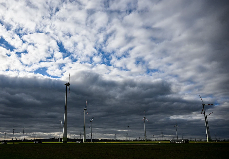 ARCHIV - Windräder unter bewölktem Himmel.  