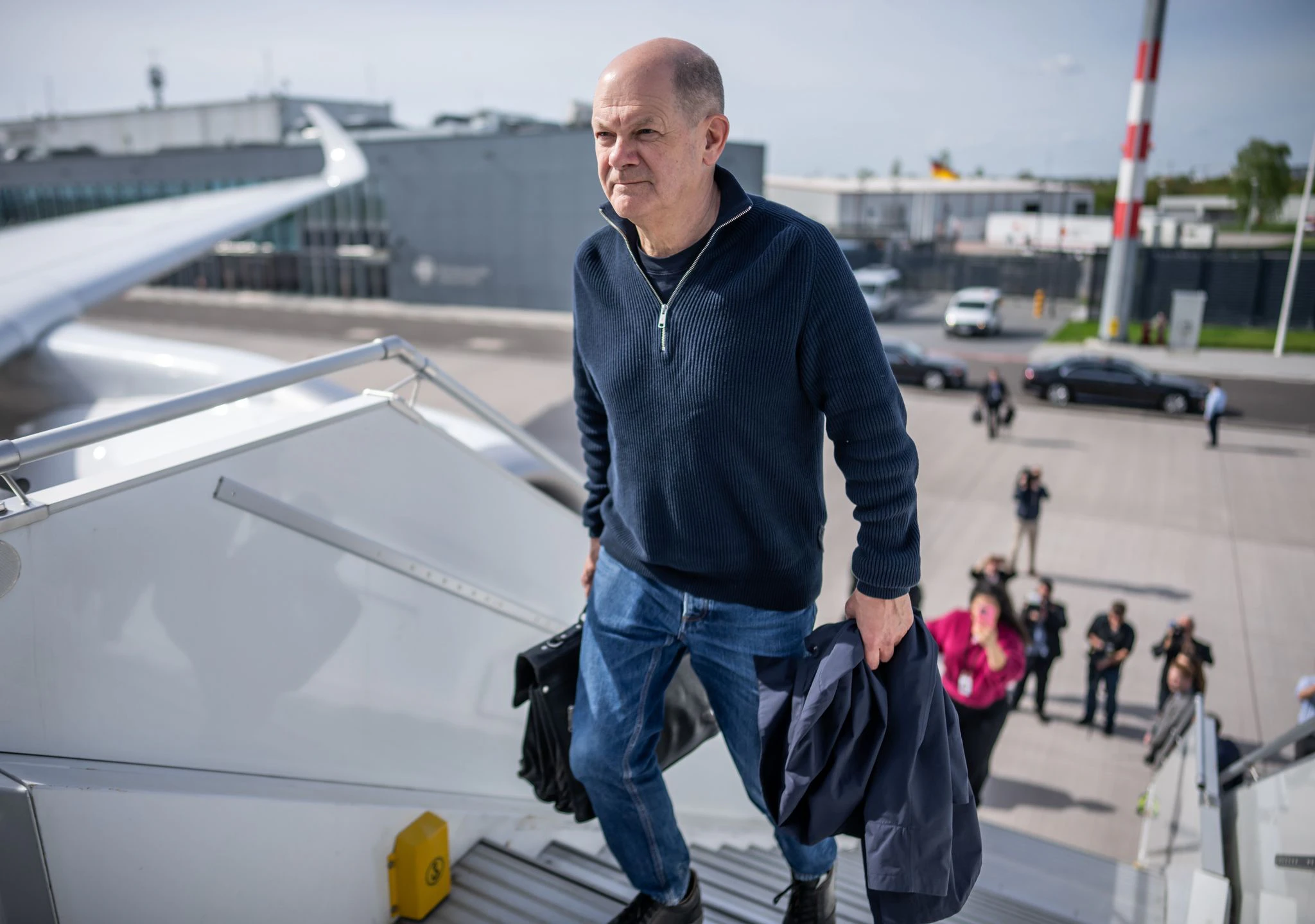 dpatopbilder - Olaf Scholz auf dem Flughafen Berlin Brandenburg. Es ist die zweite China-Reise des Kanzlers seit seinem Amtsantritt.  