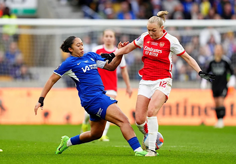 ARCHIV - Arsenals Frida Maanum (r) war beim Ligapokal-Finale gegen Chelsea zusammengebrochen.  