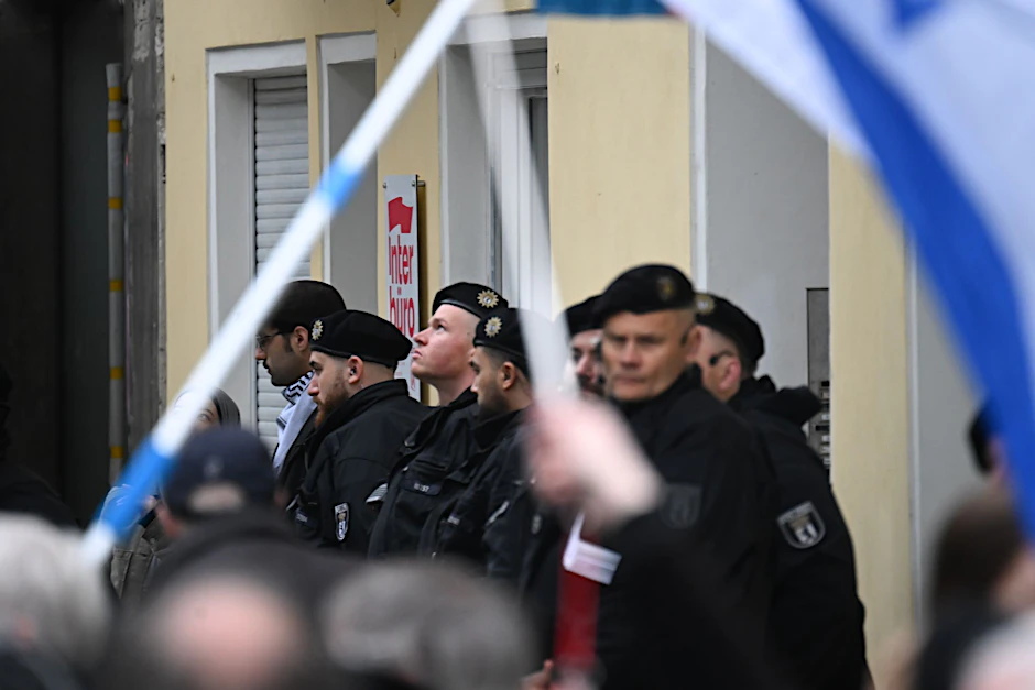 dpatopbilder - Polizisten stehen vor einer Pressekonferenz zu dem Palästina-Kongress 2024 in Berlin.  