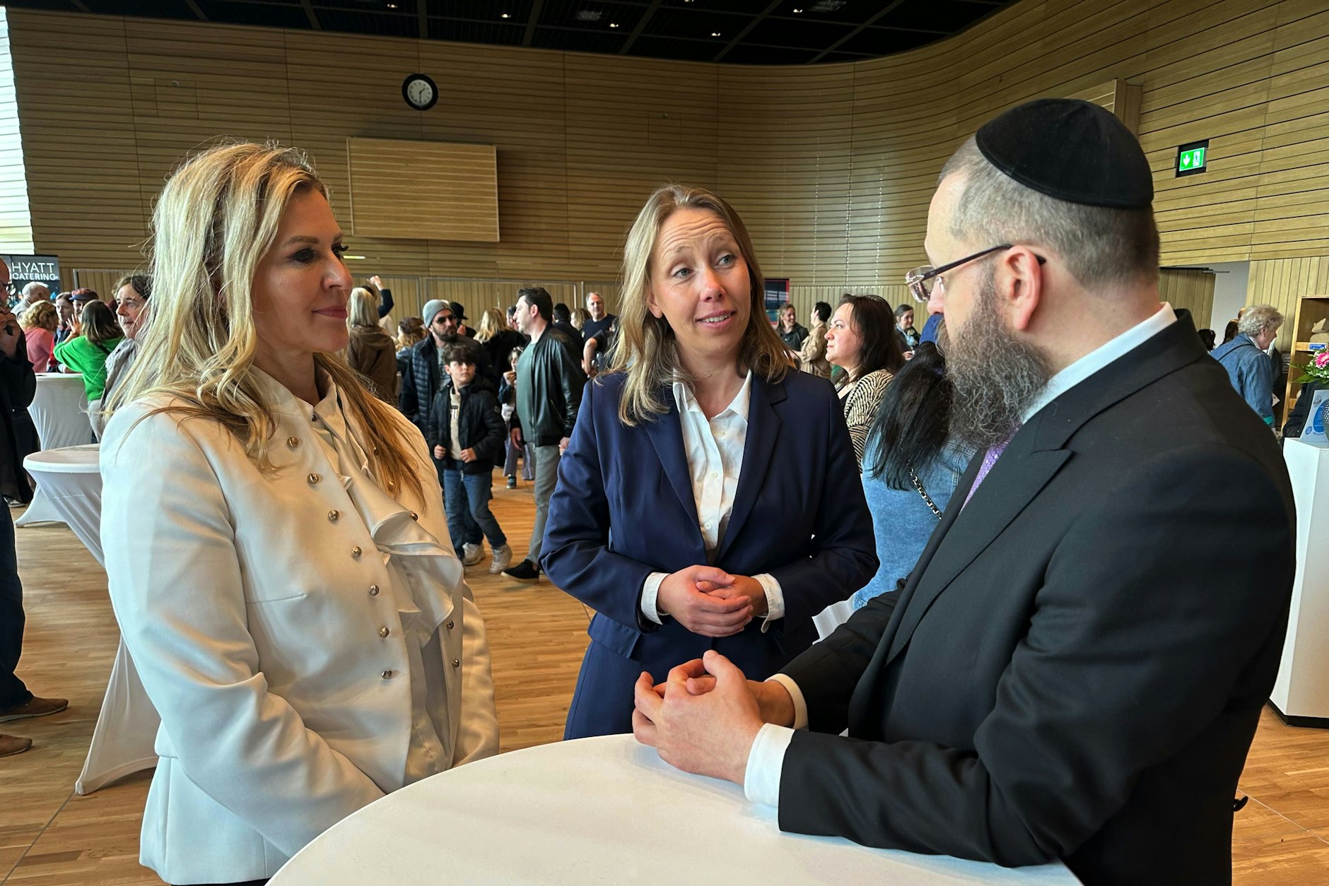 Im Gespräch mit Rabbiner Yehuda Teichtal: Aldona Maria Niemczyk, CDU-Abgeordnete, und Berlins Verbraucherschutzstaatssekretärin Esther Uleer (v.l.)