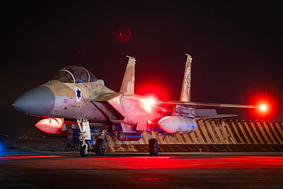 Nach Irans Angriff: Ein Kampfflugzeug der israelischen Luftwaffe landet angeblich nach einem Einsatz zum Abfangen von Raketen und Drohnen.&nbsp;