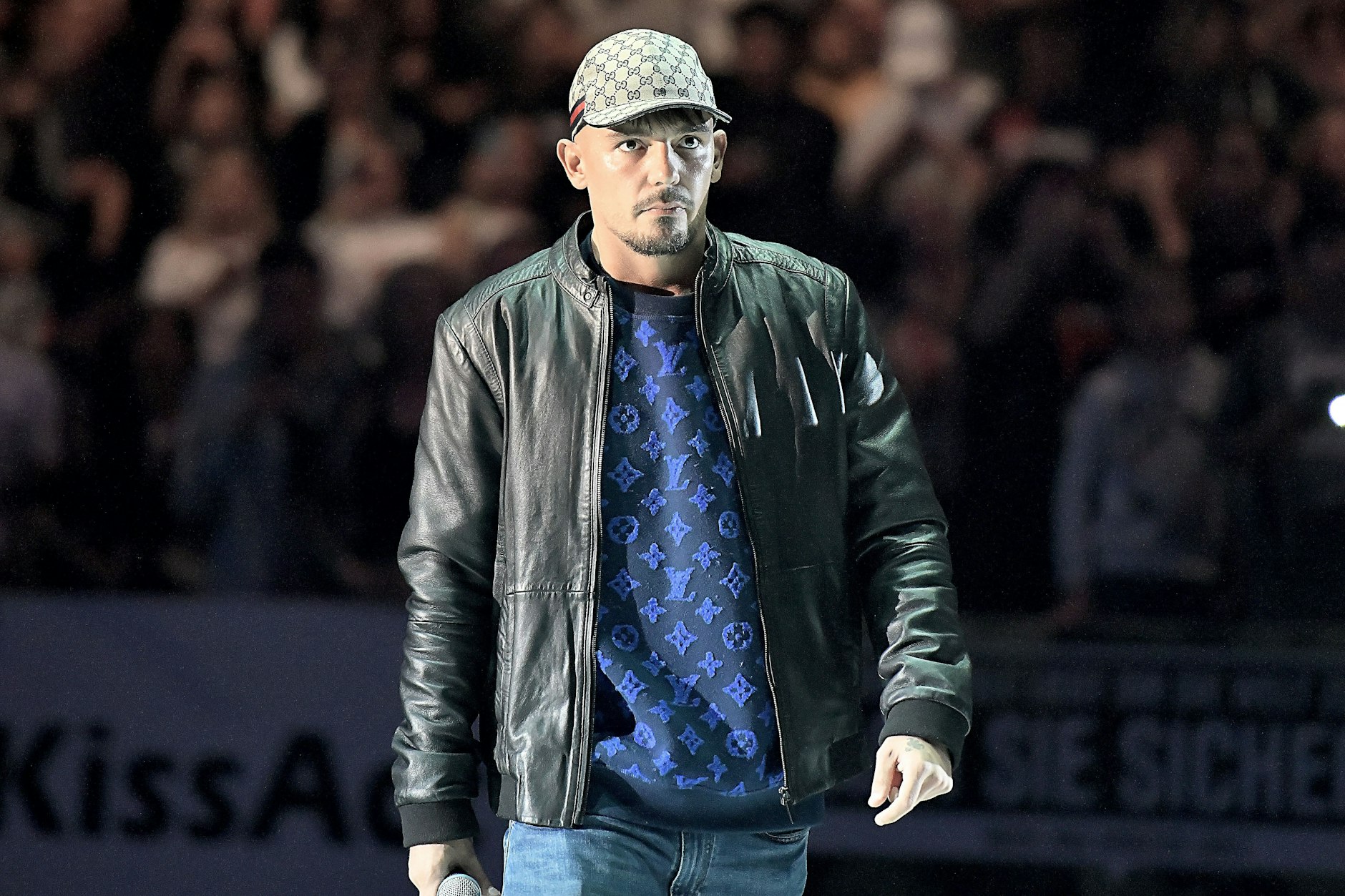 Capital Bra auf einem Event in Berlin 2019: Auf das Auto der Frau des Rappers wurde in der Nacht zu Sonntag ein Brandanschlag verübt.