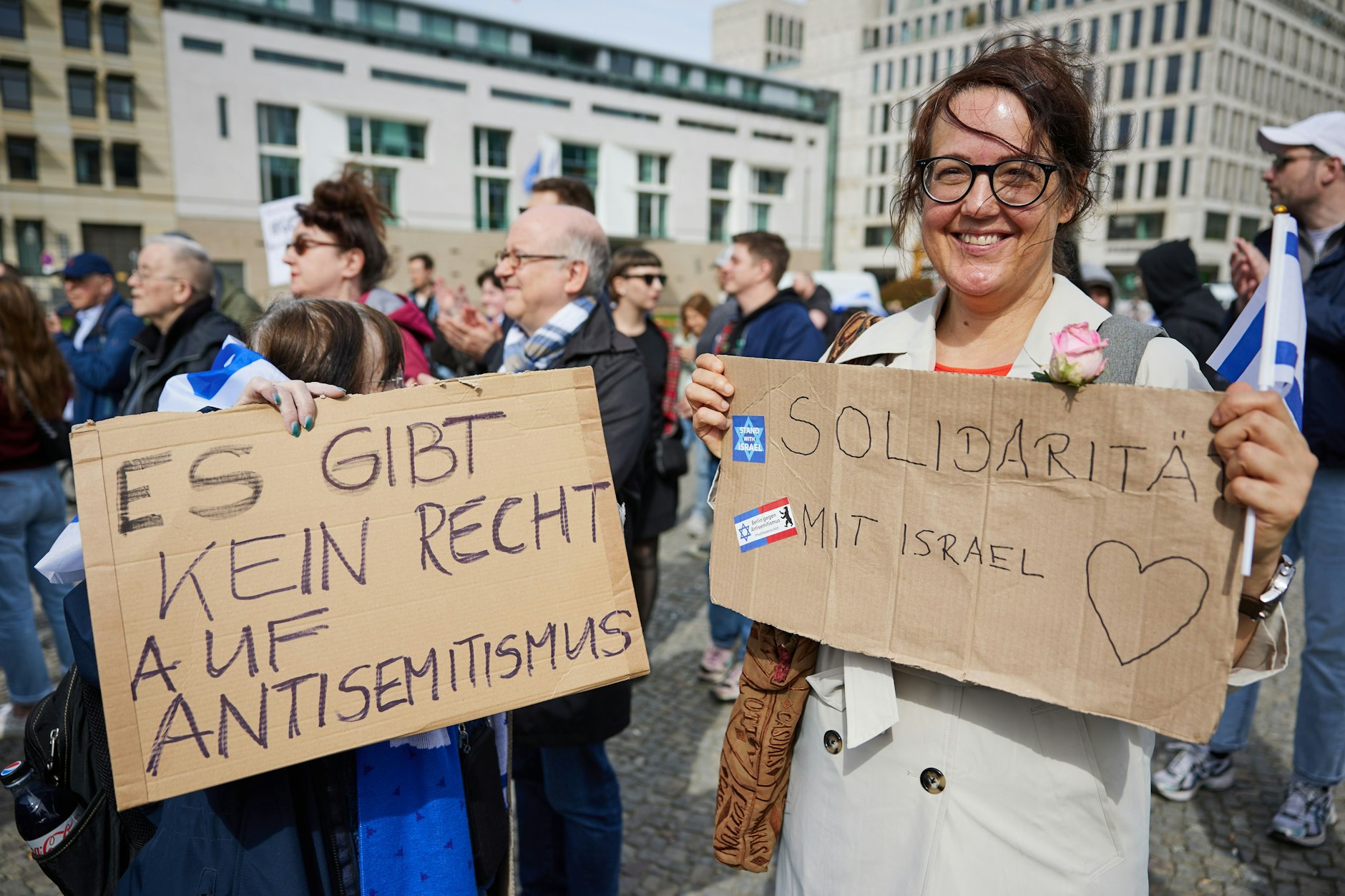 Teilnehmerinnen der Solidaritätsdemonstration halten Plakate mit der Aufschrift „Es gibt kein Recht auf Antisemitismus“ und „Solidarität mit Israel“.
