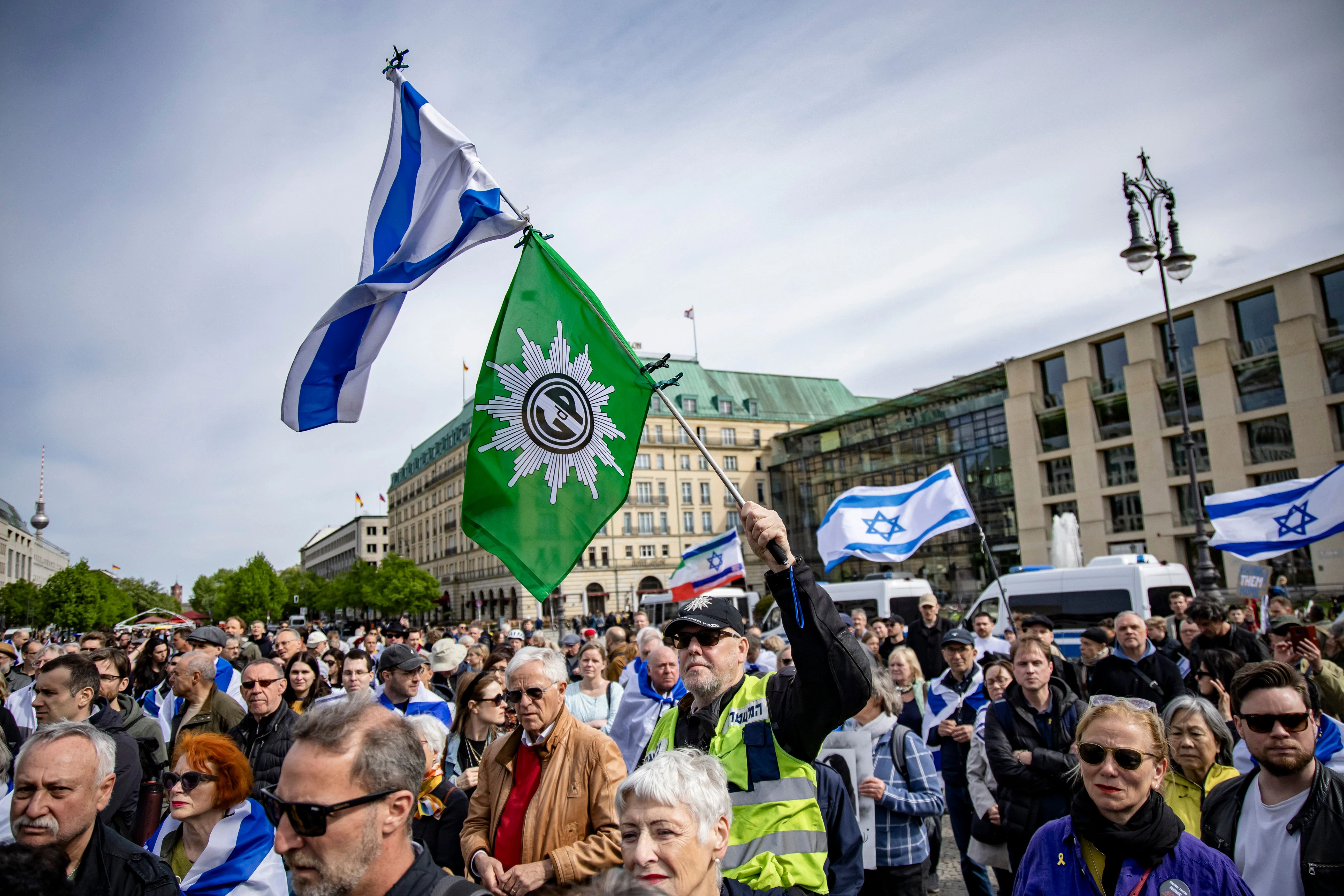 Demonstranten stehen mit Israel-Fahnen auf dem Pariser Platz.&nbsp;