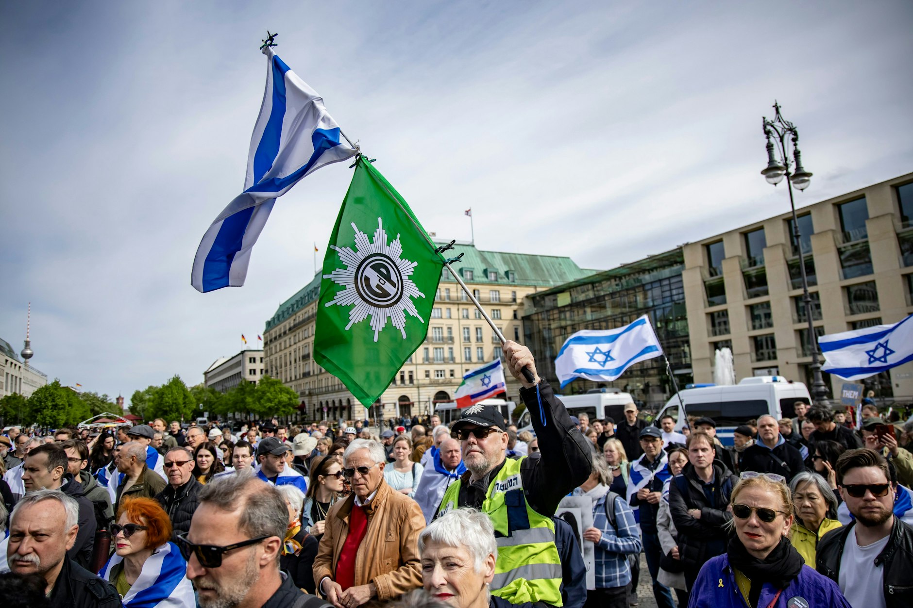 Demonstranten stehen mit Israel-Fahnen auf dem Pariser Platz. 