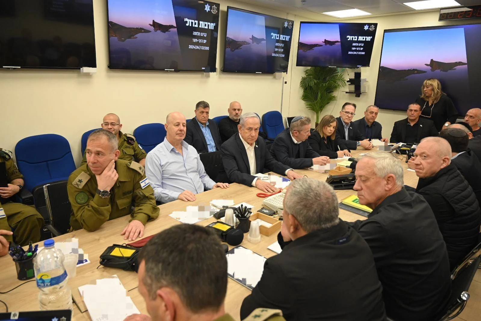 Tel Aviv: Israels Regierungschef Benjamin Netanjahu (M.) berät sich mit Mitgliedern des Kriegskabinetts im israelischen Verteidigungsministerium.&nbsp;