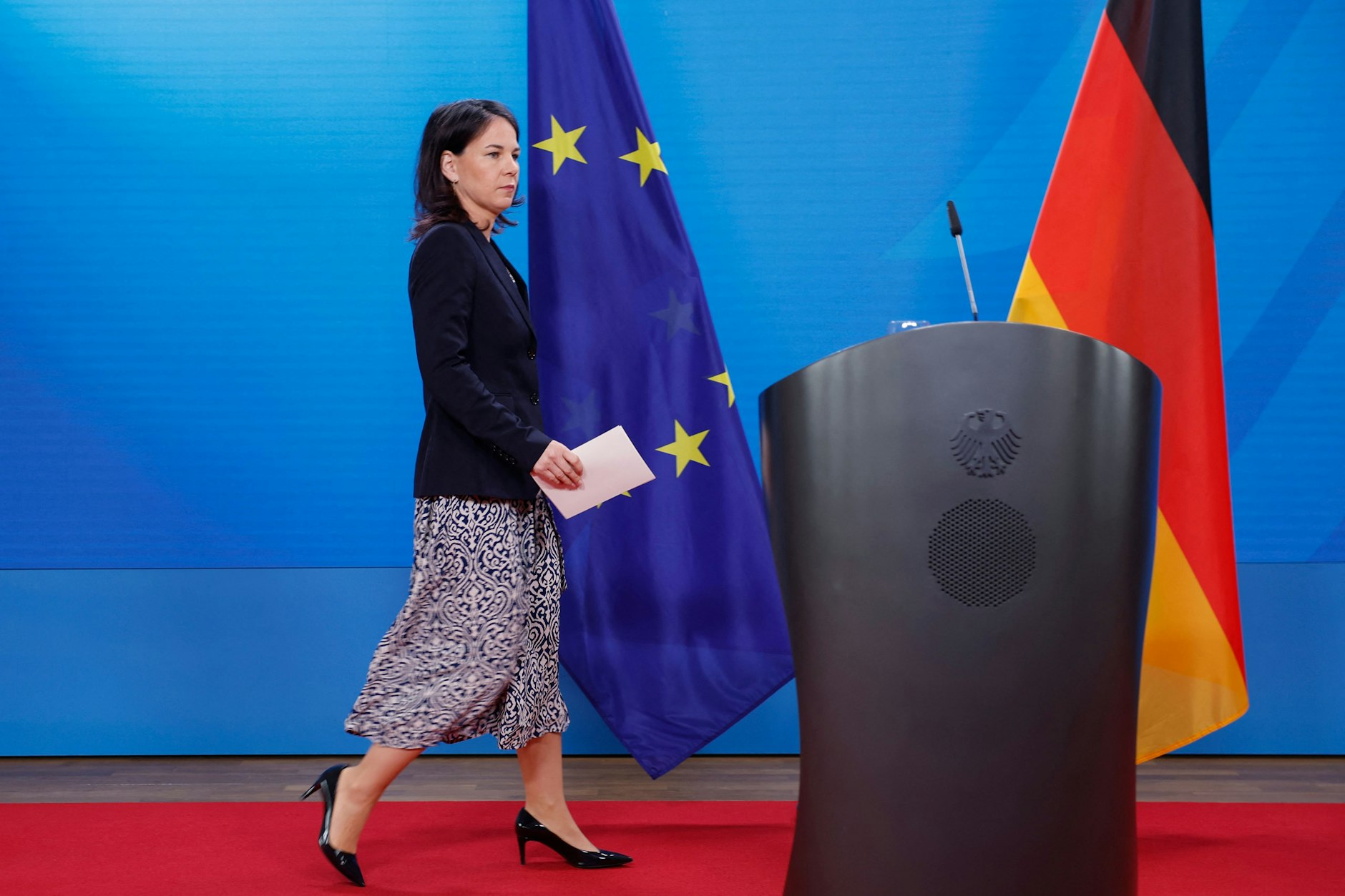 Außenministerin Annalena Baerbock beim Pressestatement nach einer Sitzung des Krisenstabs der Bundesregierung unter ihrer Leitung