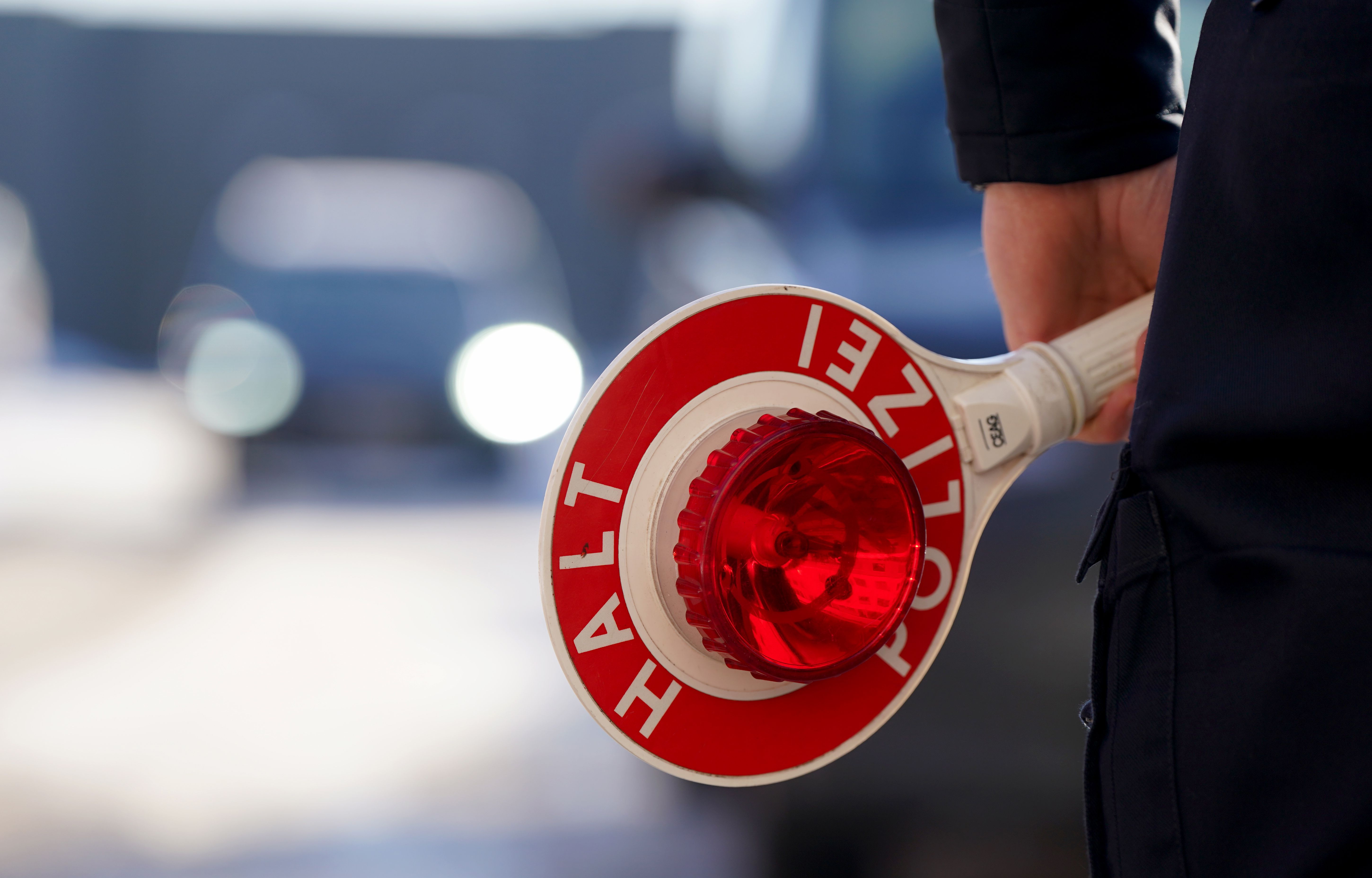 Berlin-Schöneberg: Audi-Fahrer überfährt beinahe Verkehrspolizisten
