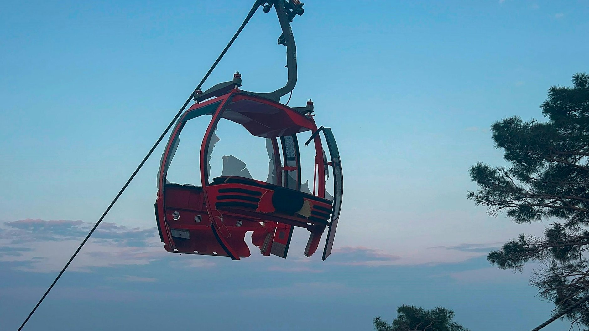 Ein Pfeiler der Seilbahn war umgeknickt und hatte eine Gondel getroffen. Ein Mensch starb.