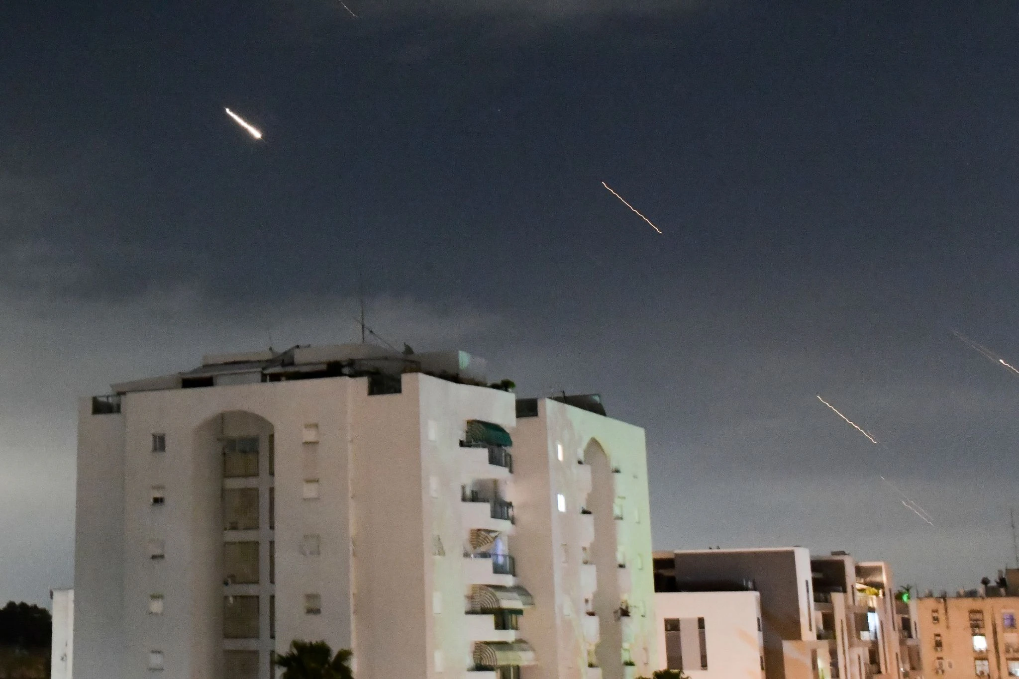 Das israelische Luftabwehrsystem «Iron Dome» feuert, um vom Iran abgefeuerte Raketen abzufangen.