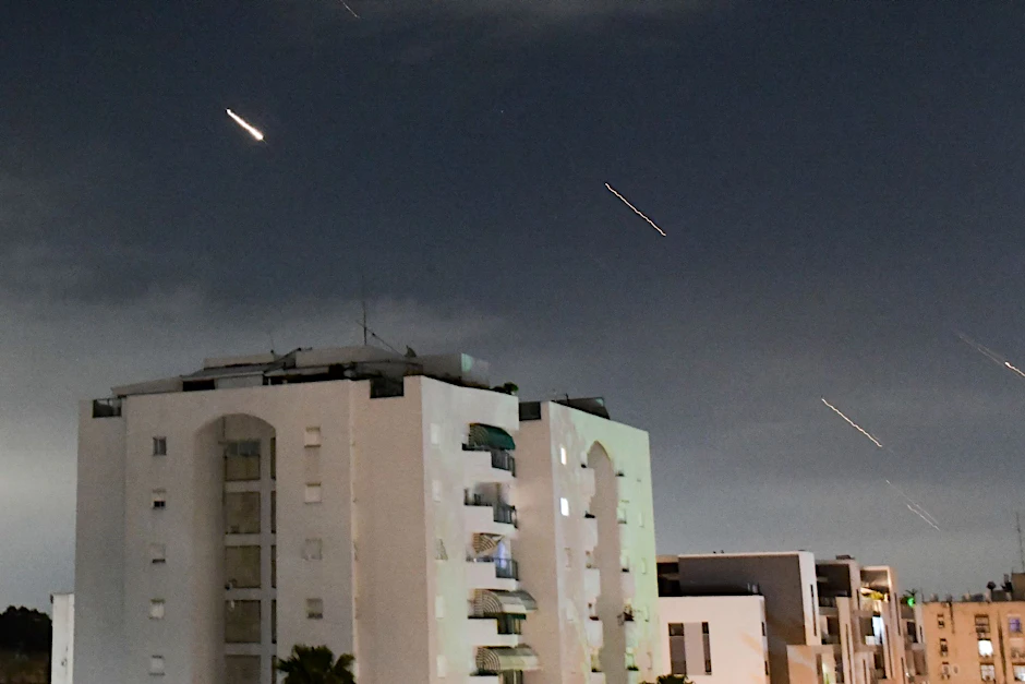 Das israelische Luftabwehrsystem «Iron Dome» feuert, um vom Iran abgefeuerte Raketen abzufangen.