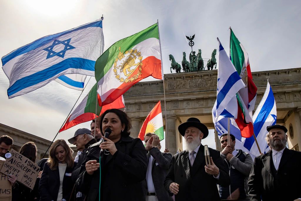 Pro-Israel-Demo in Berlin: Nach Irans Angriff protestieren Hunderte am Brandenburger Tor