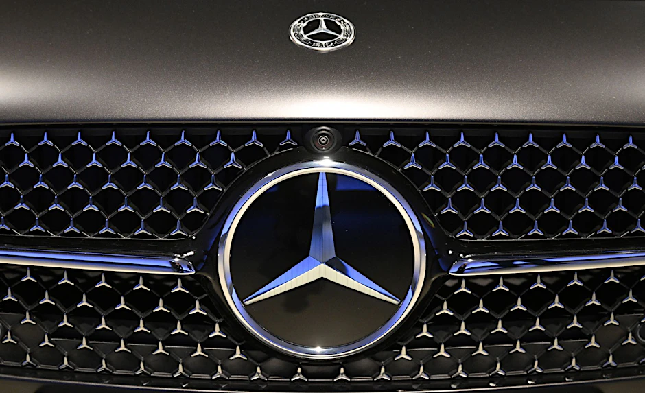 ARCHIV - Mercedes-Benz war im vergangenen Jahr der profitabelste unter den weltweit größten Autokonzernen.  