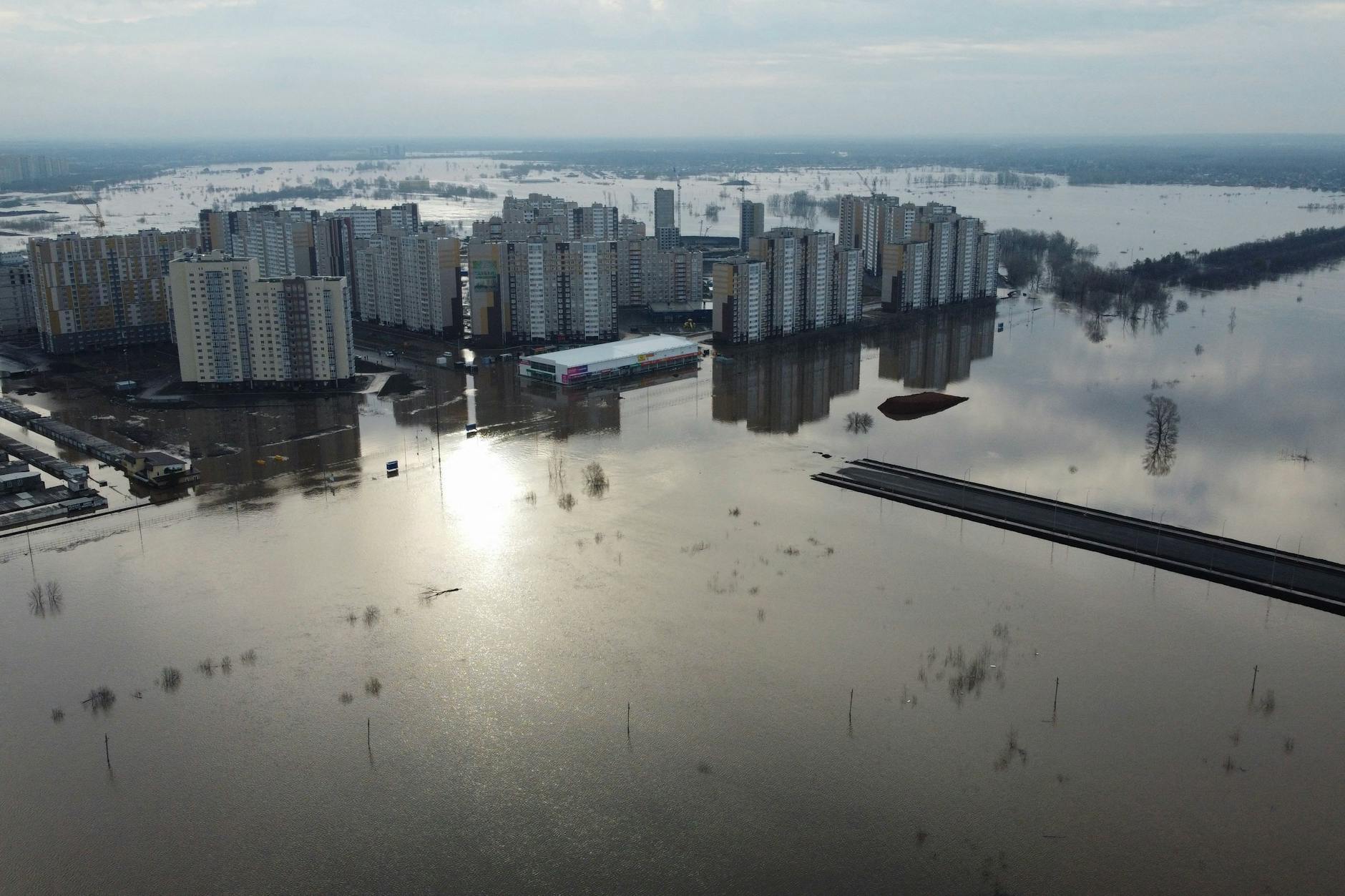 Bilder von Hubschraubern zeigen die massiven Überflutungen in der Region Orenburg in Russland.