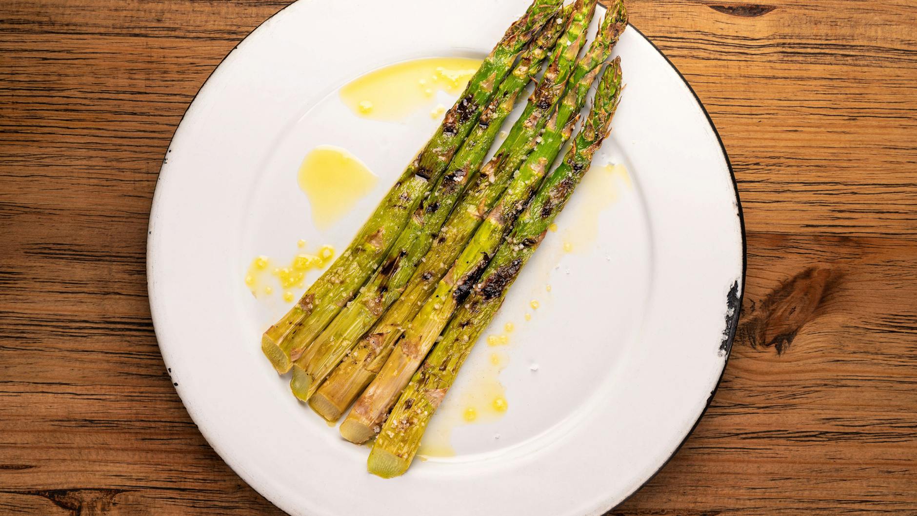 Auch grüner Spargel wird mit diesem Rezept für Spargel aus der Heißluftfritteuse super-lecker.