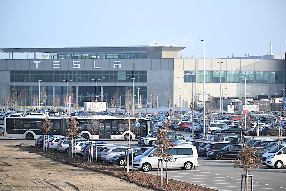 Elon Musks Gigafactory am Standort Grünheide in Brandenburg: Tesla-Mitarbeiter werden von immer neuen Hiobsbotschaften verunsichert.