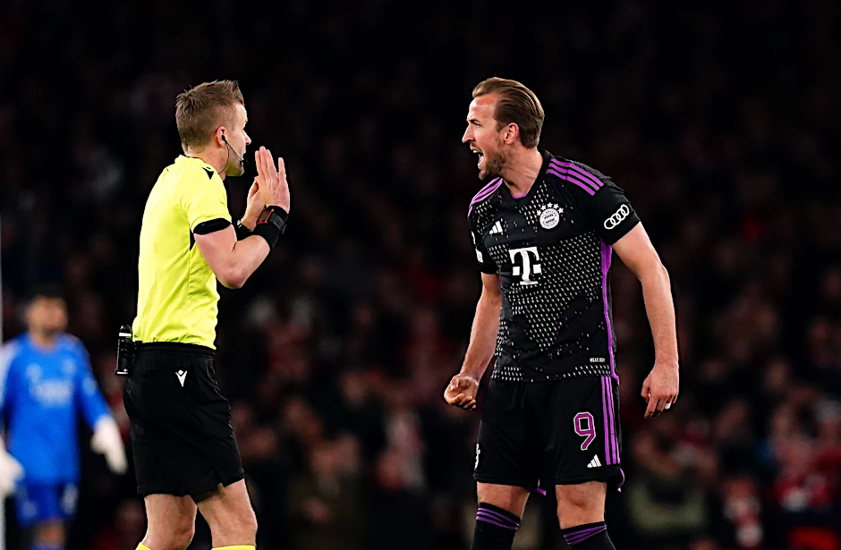 Mit den Schiedsrichterentscheidungen waren die Bayern um Harry Kane (r) nicht zufrieden.  